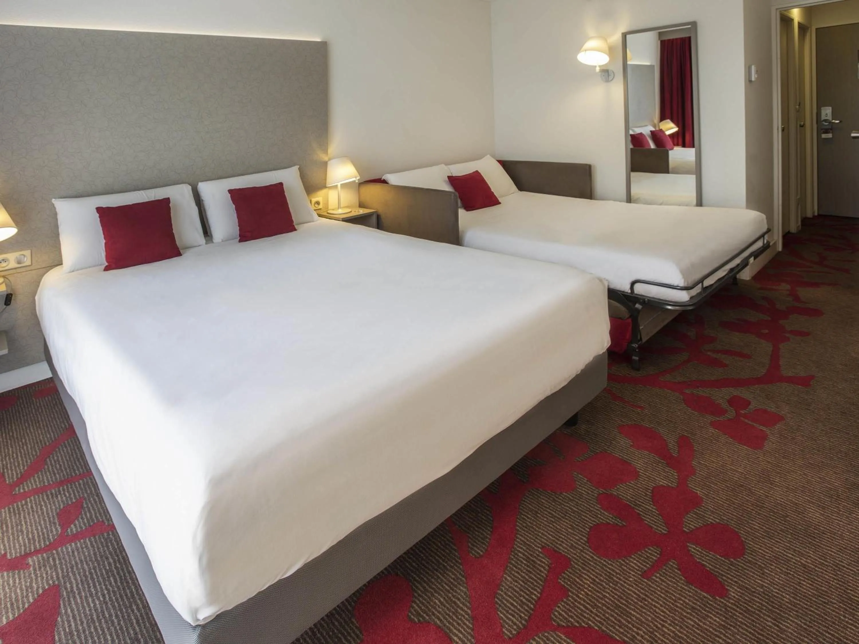 Bedroom, Bed in Mercure Tours Nord