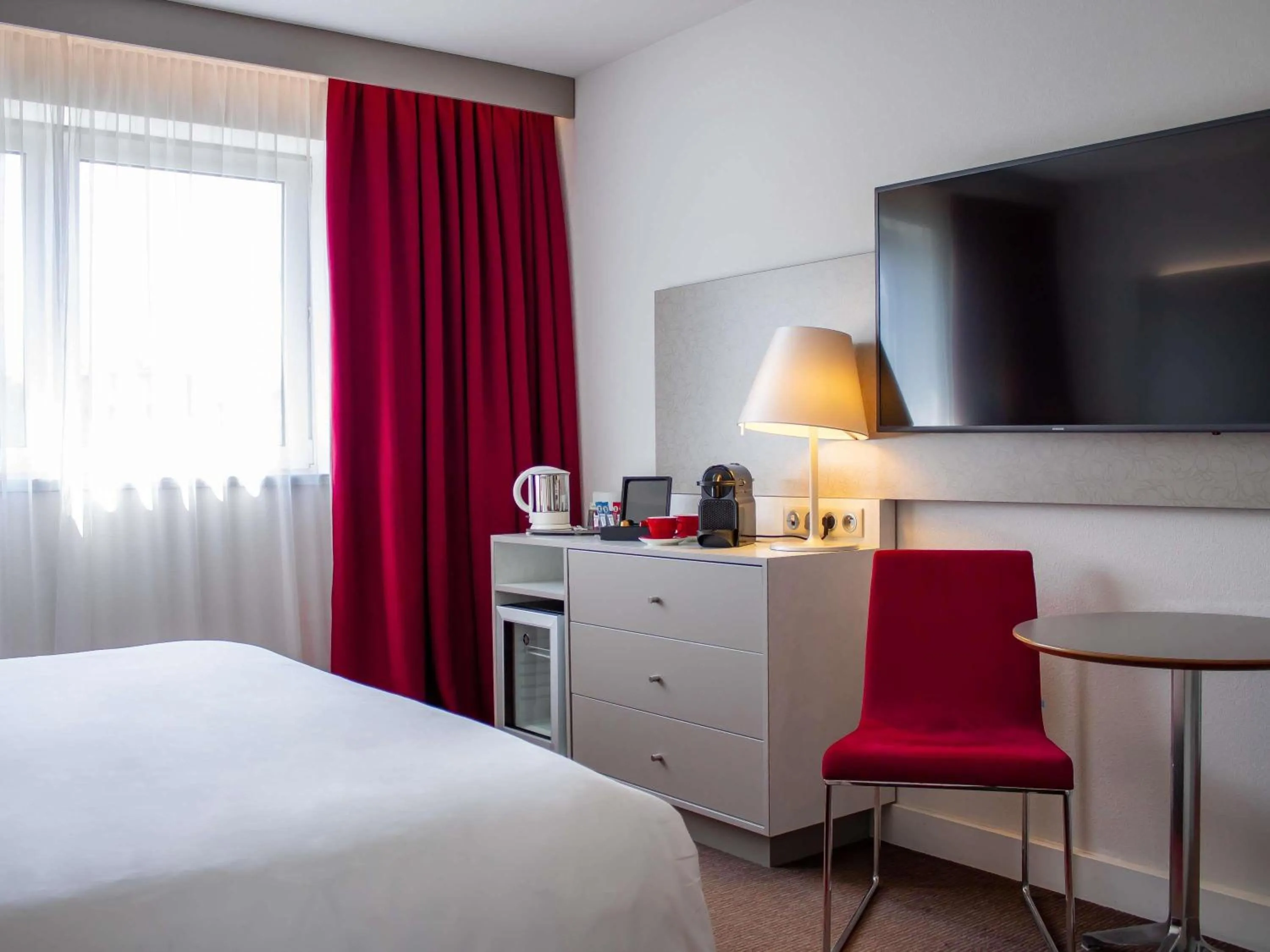 Bedroom, Bed in Mercure Tours Nord