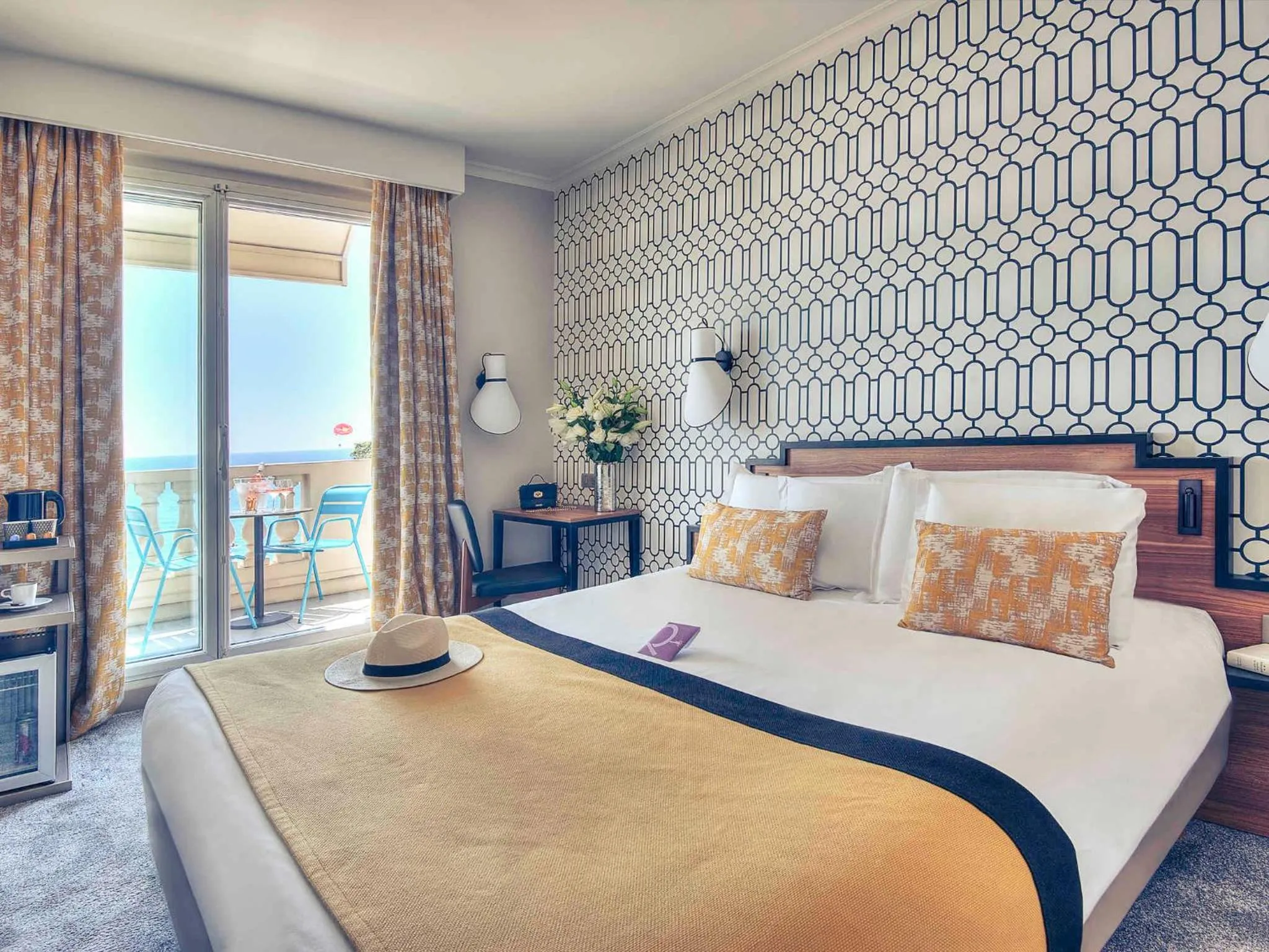 Balcony/Terrace, Bed in Mercure Nice Marché Aux Fleurs