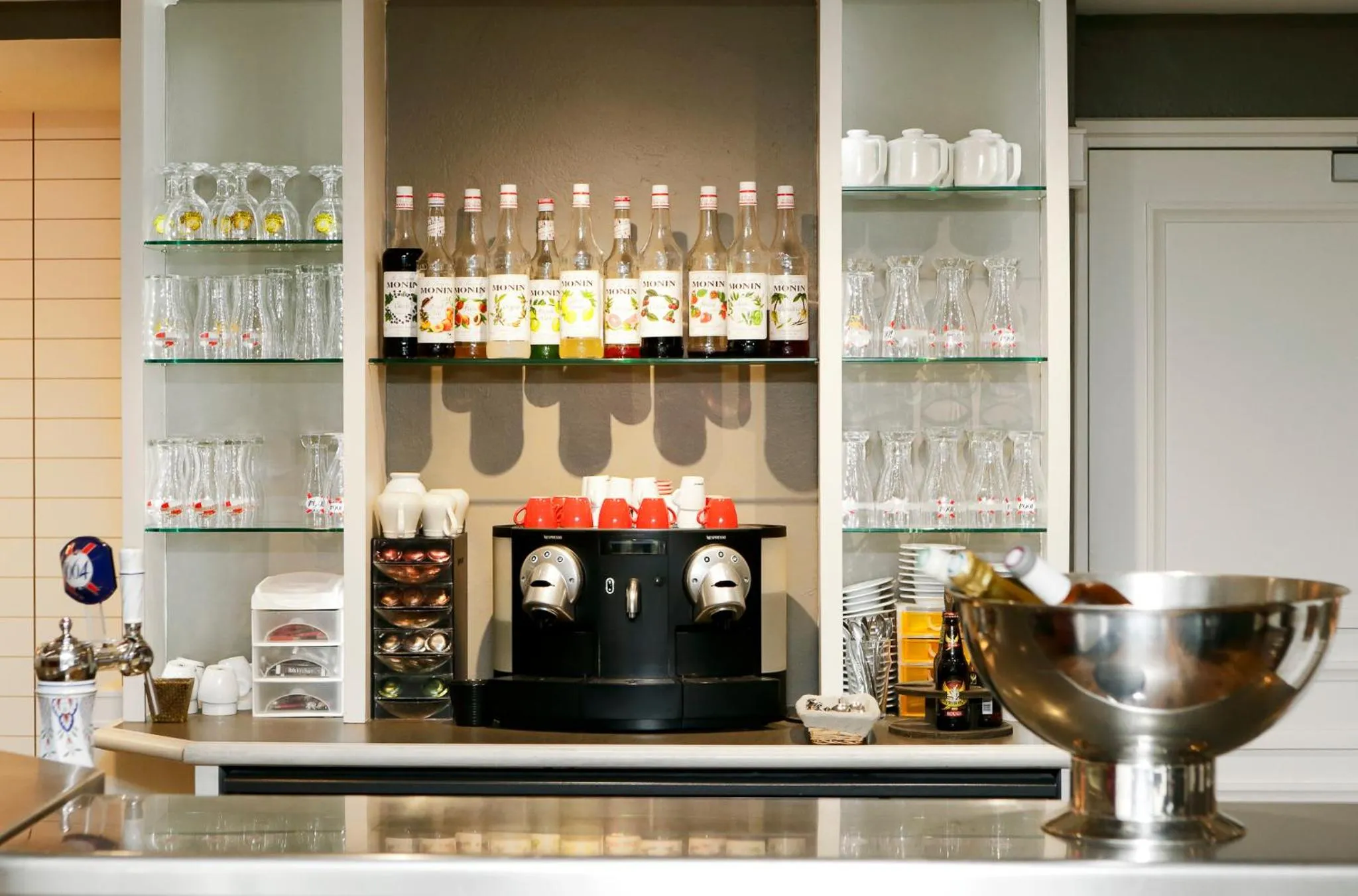 Lounge or bar in ibis Dole Sud Choisey