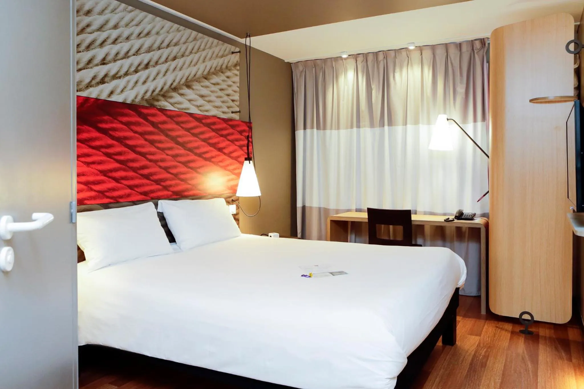 Bedroom, Bed in ibis Dole Sud Choisey