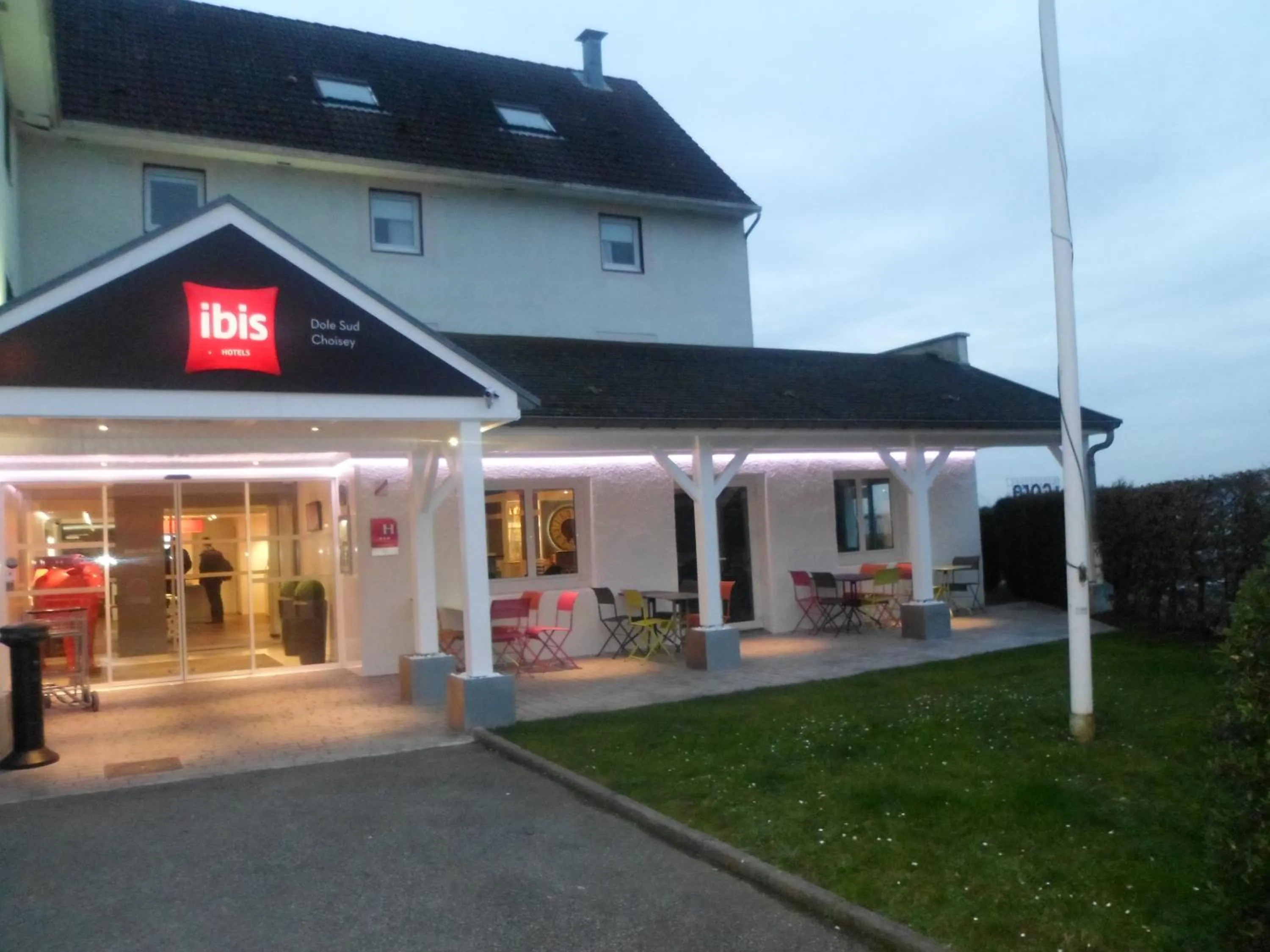 Facade/entrance in ibis Dole Sud Choisey