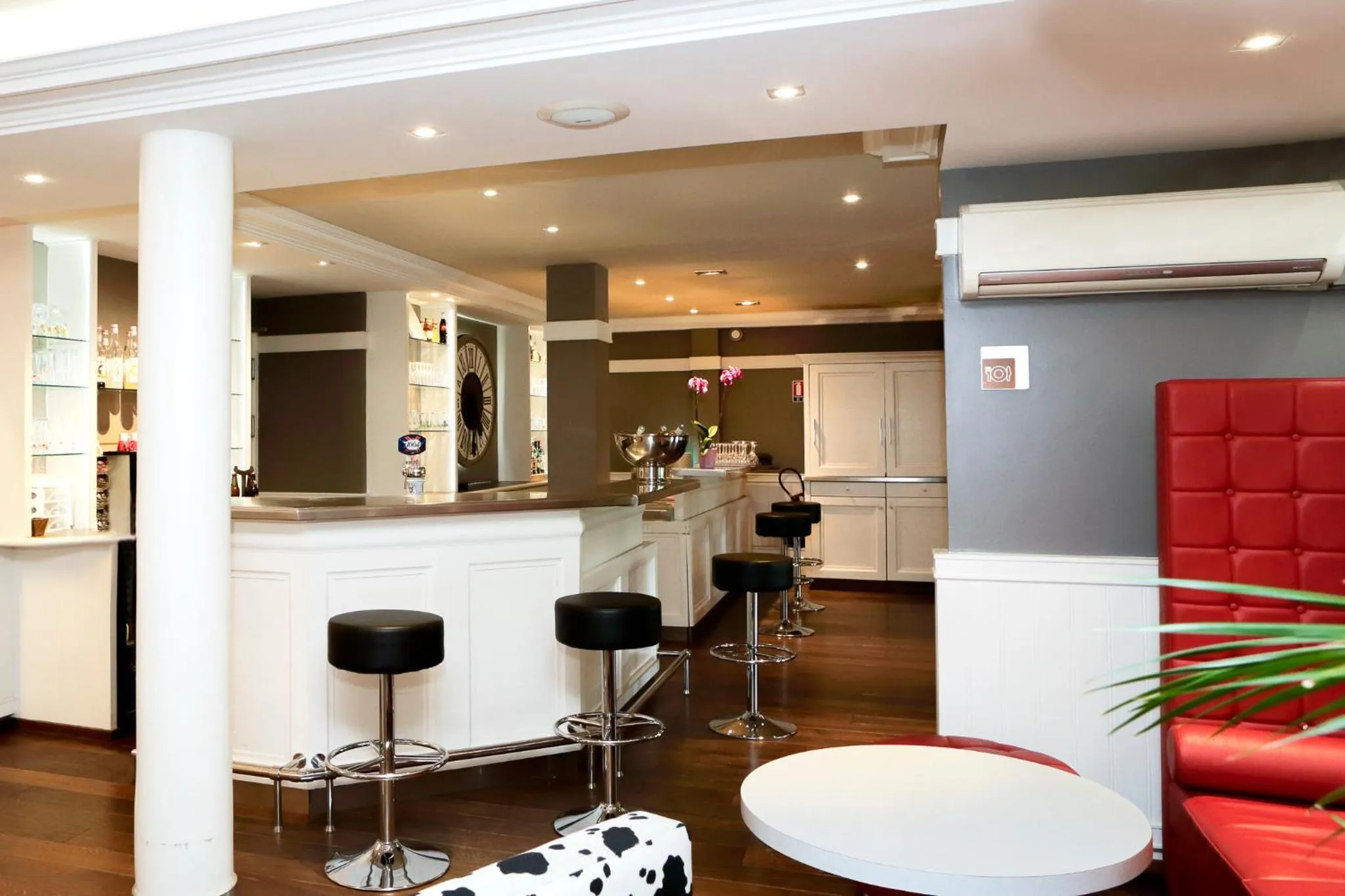 Lounge or bar in ibis Dole Sud Choisey