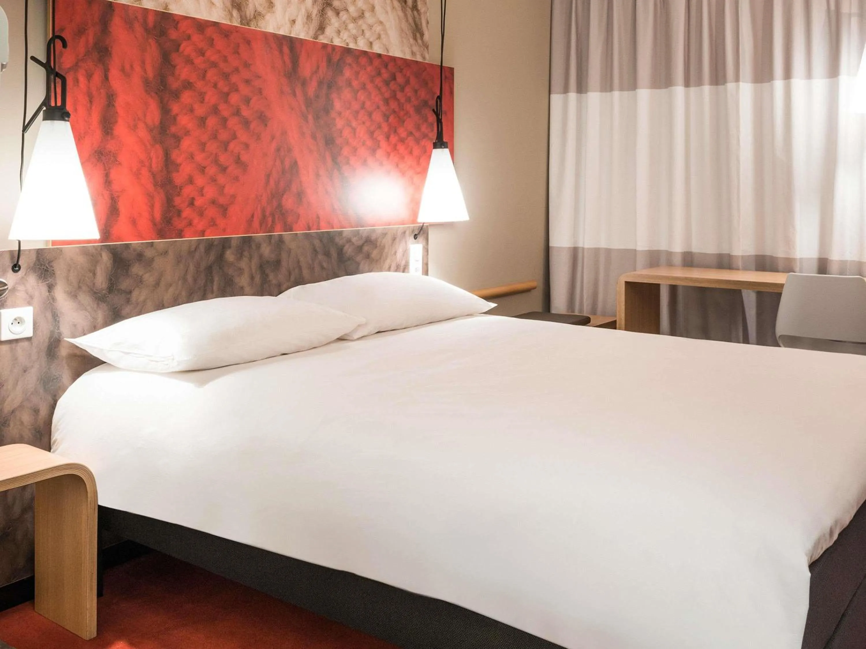 Property building, Bed in ibis Dole Sud Choisey