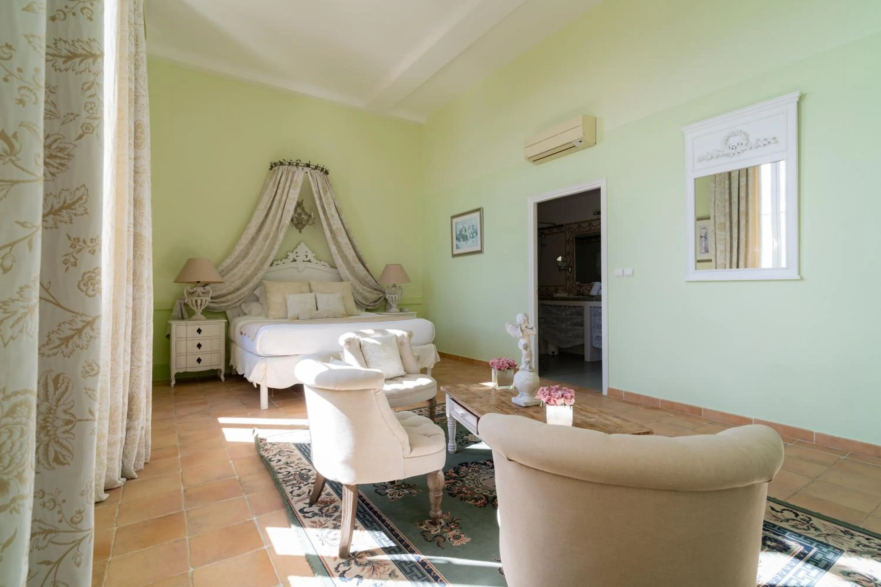 Photo of the whole room in Hôtel l'Orangeraie