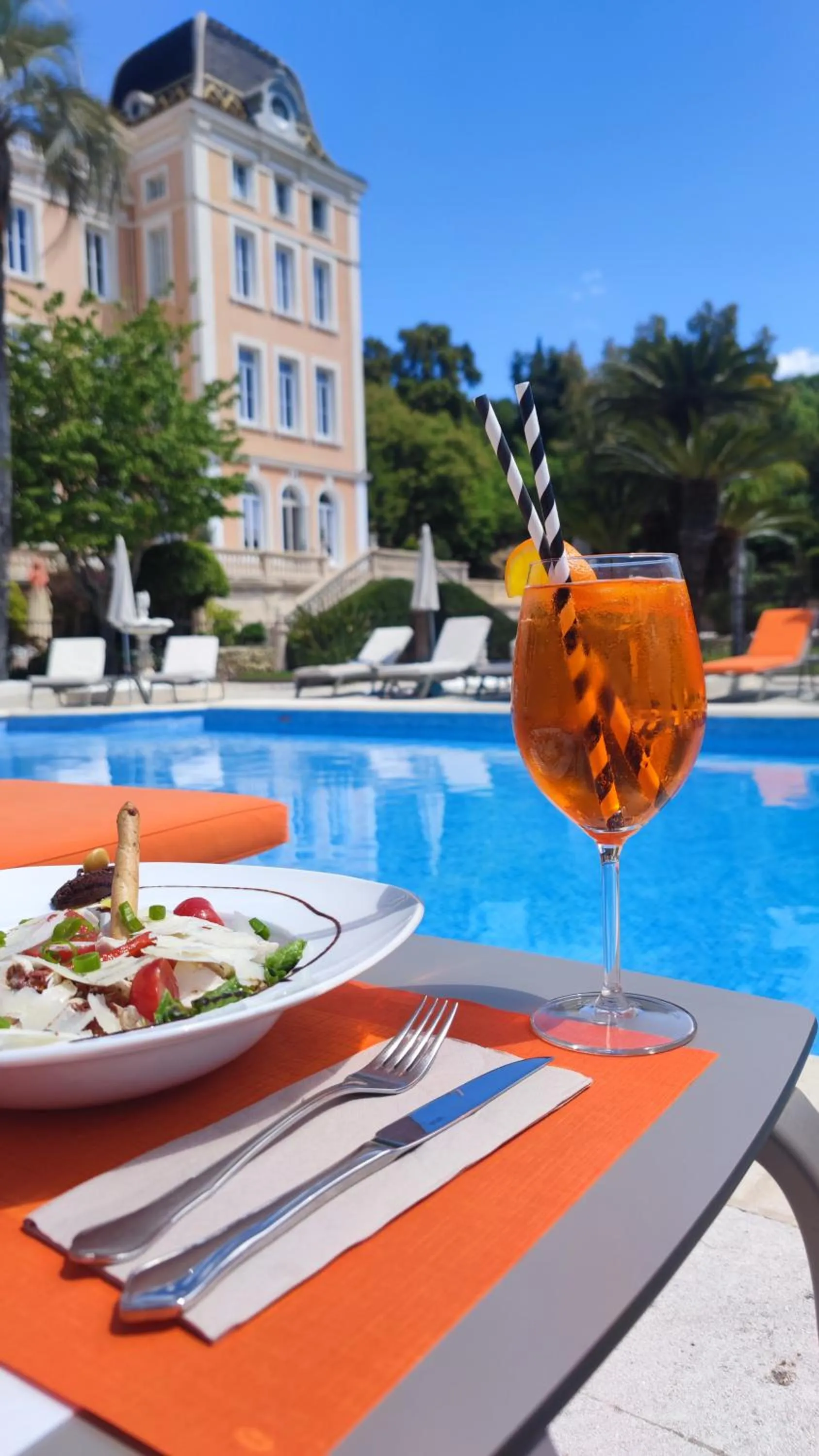 Swimming pool in Hôtel l'Orangeraie