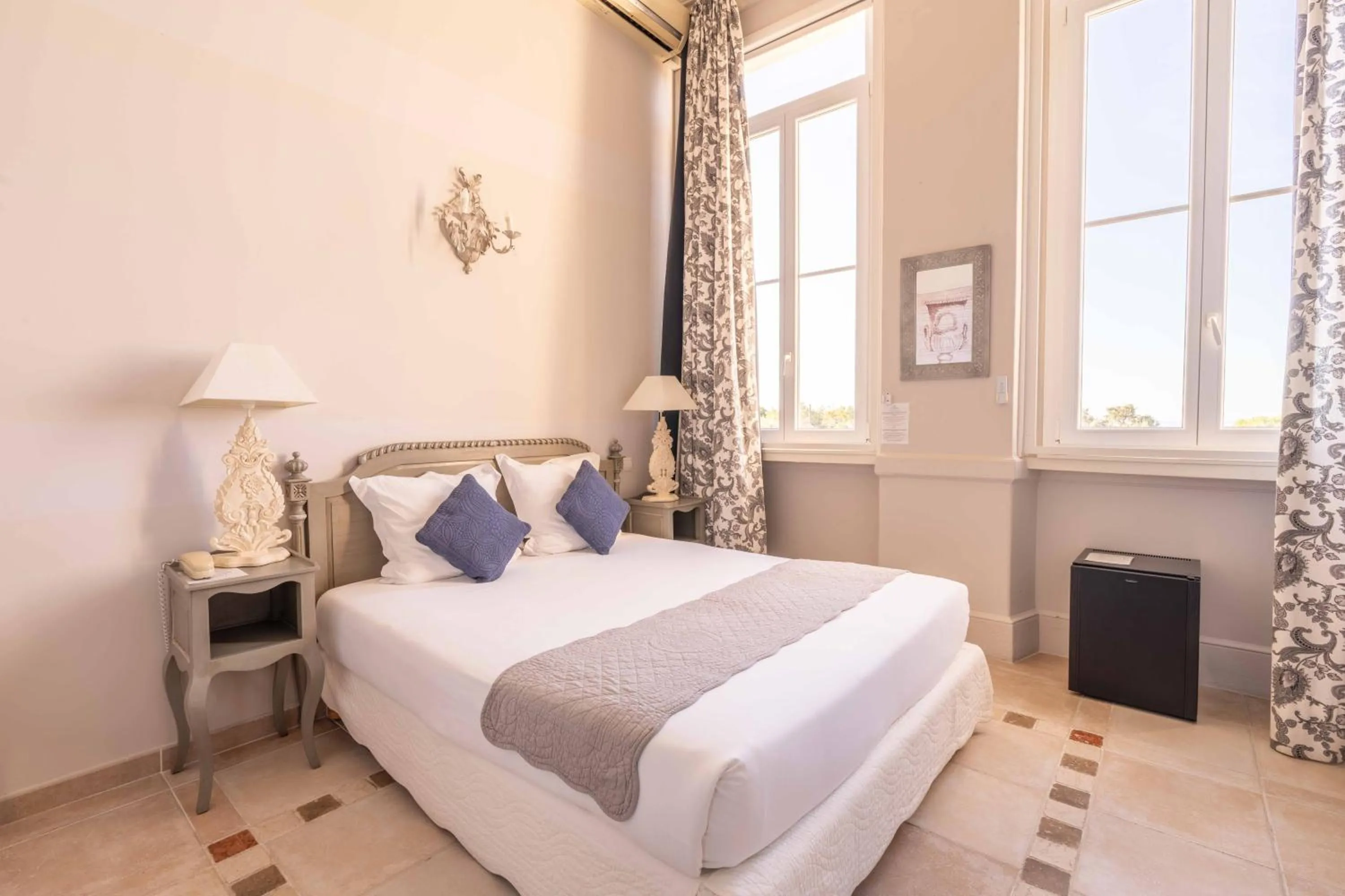 Photo of the whole room, Bed in Hôtel l'Orangeraie