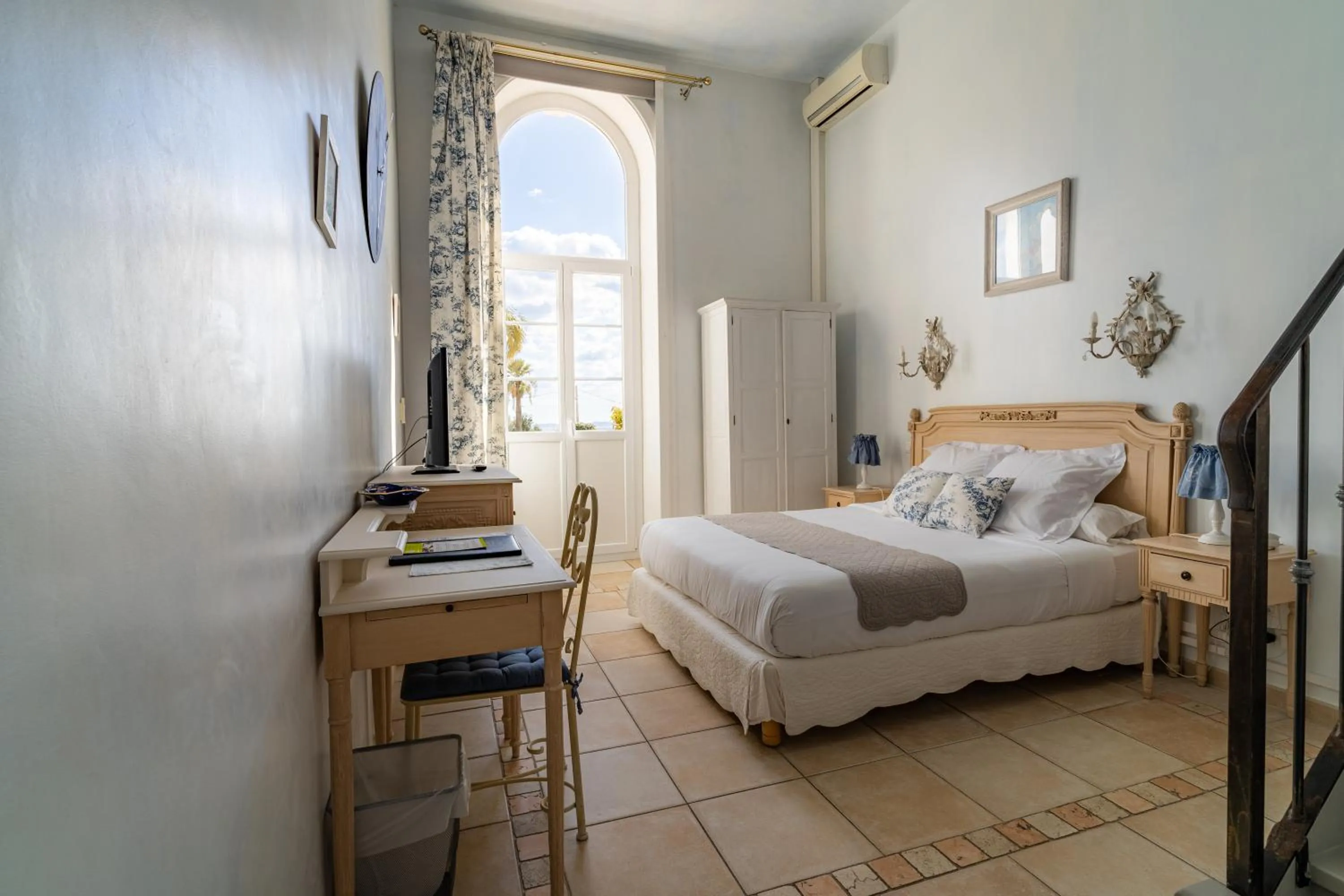 Patio, Bed in Hôtel l'Orangeraie