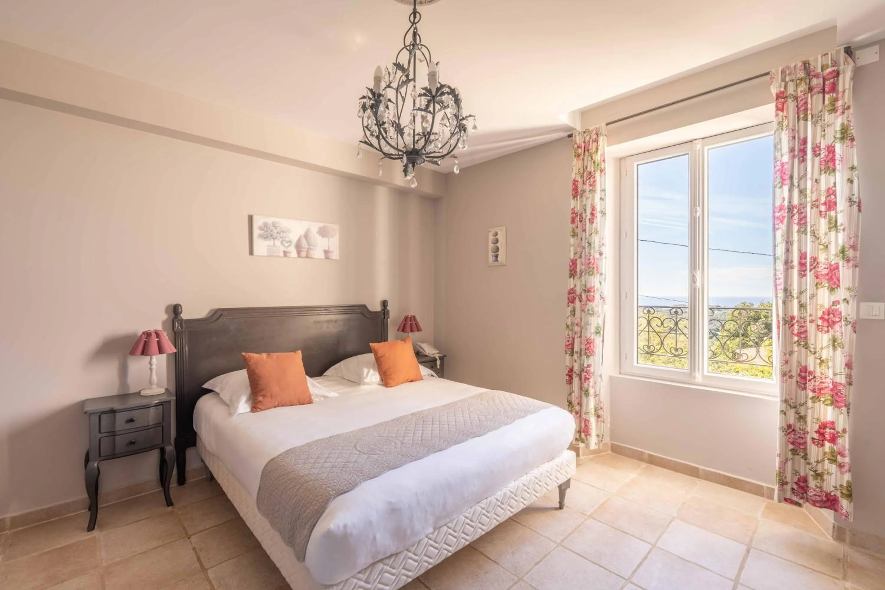 Photo of the whole room, Bed in Hôtel l'Orangeraie