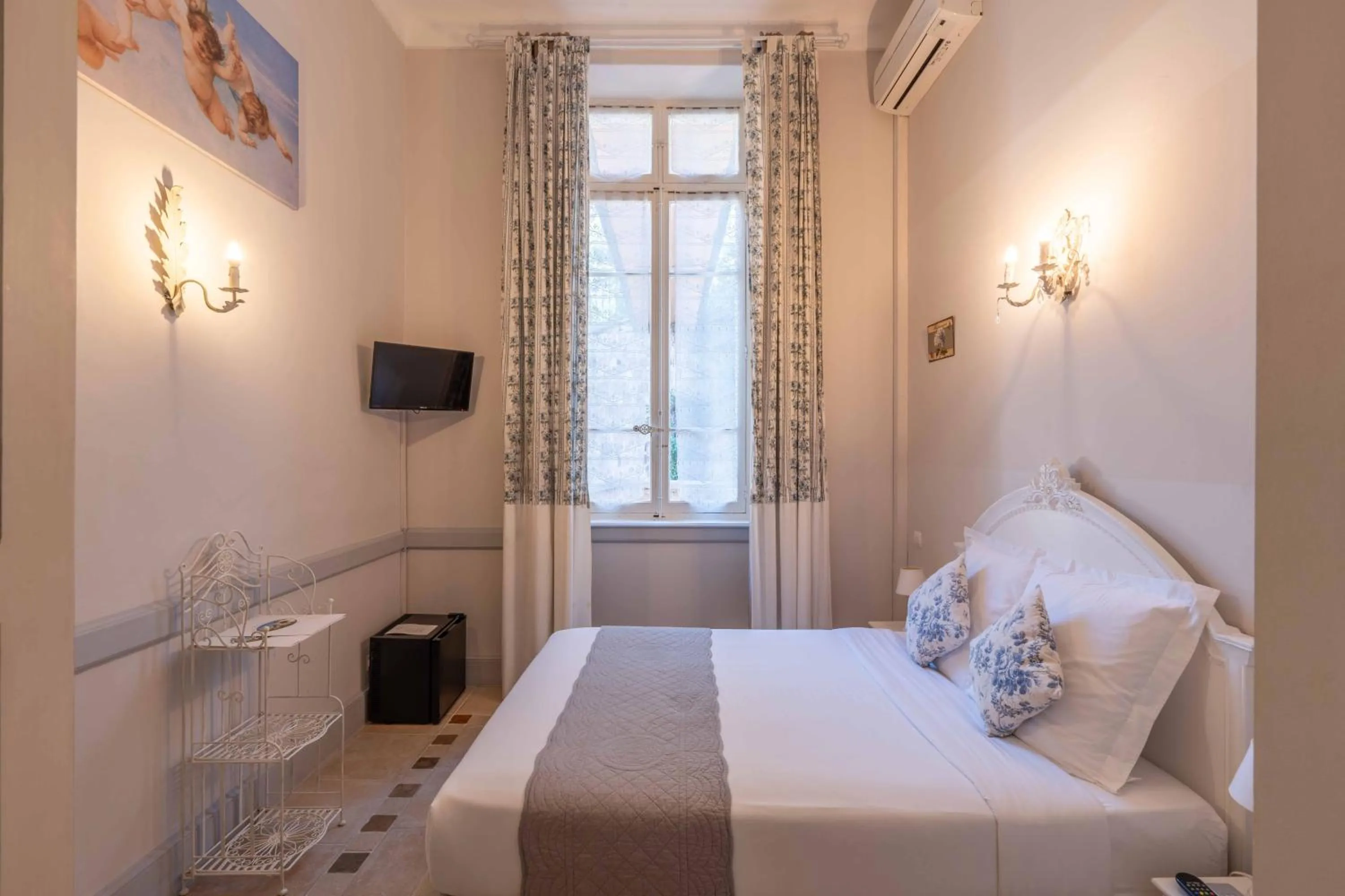 Photo of the whole room, Bed in Hôtel l'Orangeraie