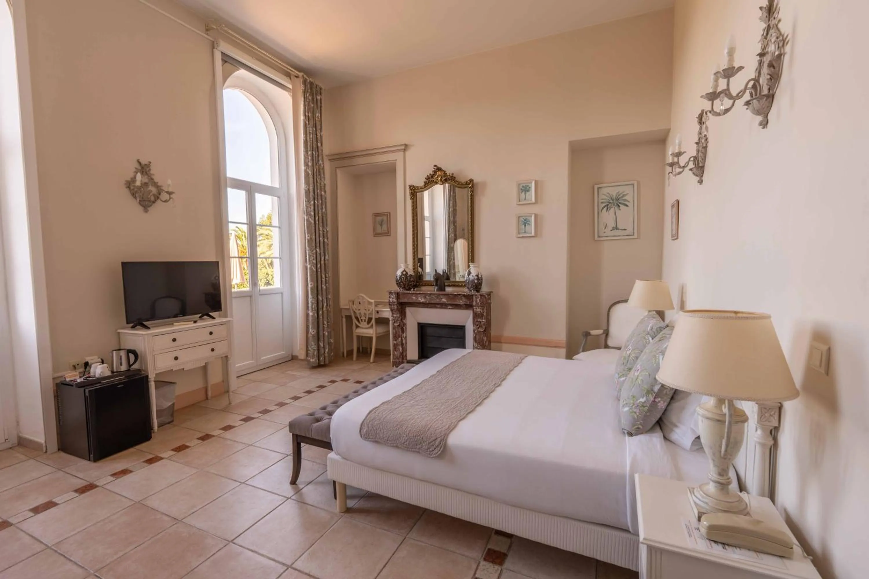 Photo of the whole room, Bed in Hôtel l'Orangeraie