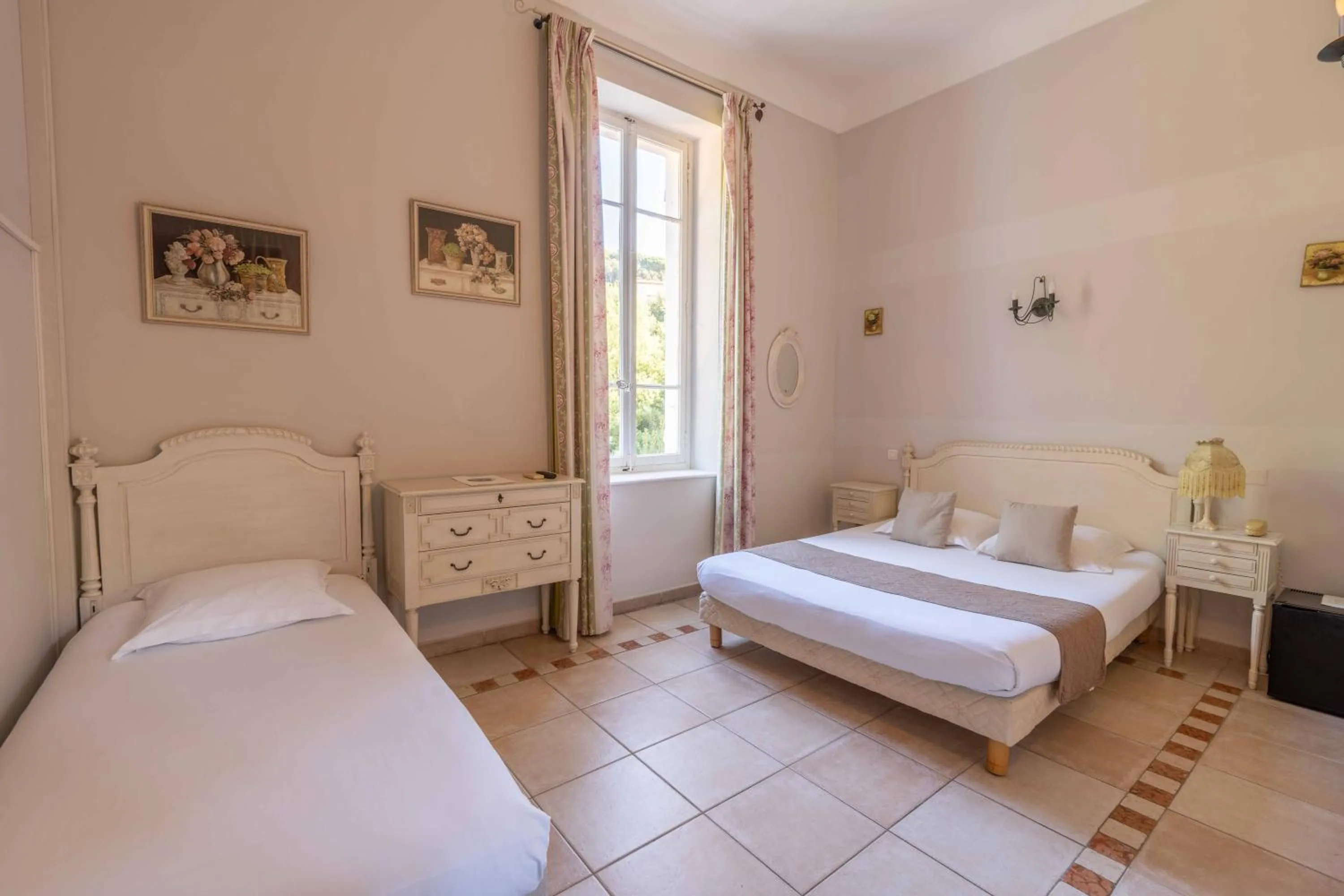 Photo of the whole room, Bed in Hôtel l'Orangeraie