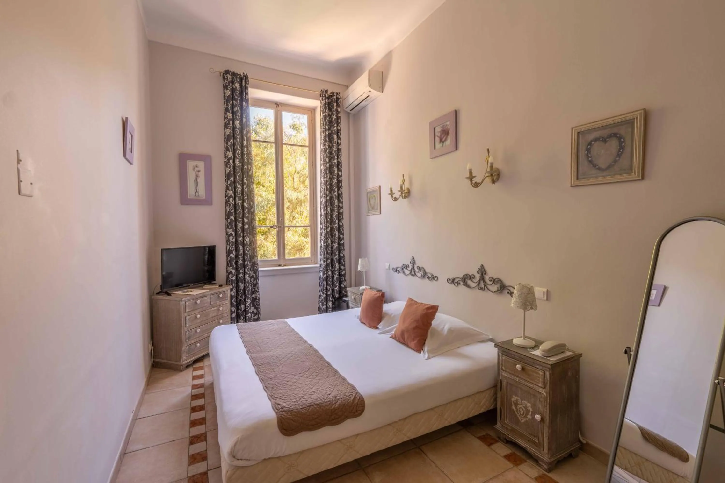 Photo of the whole room, Bed in Hôtel l'Orangeraie