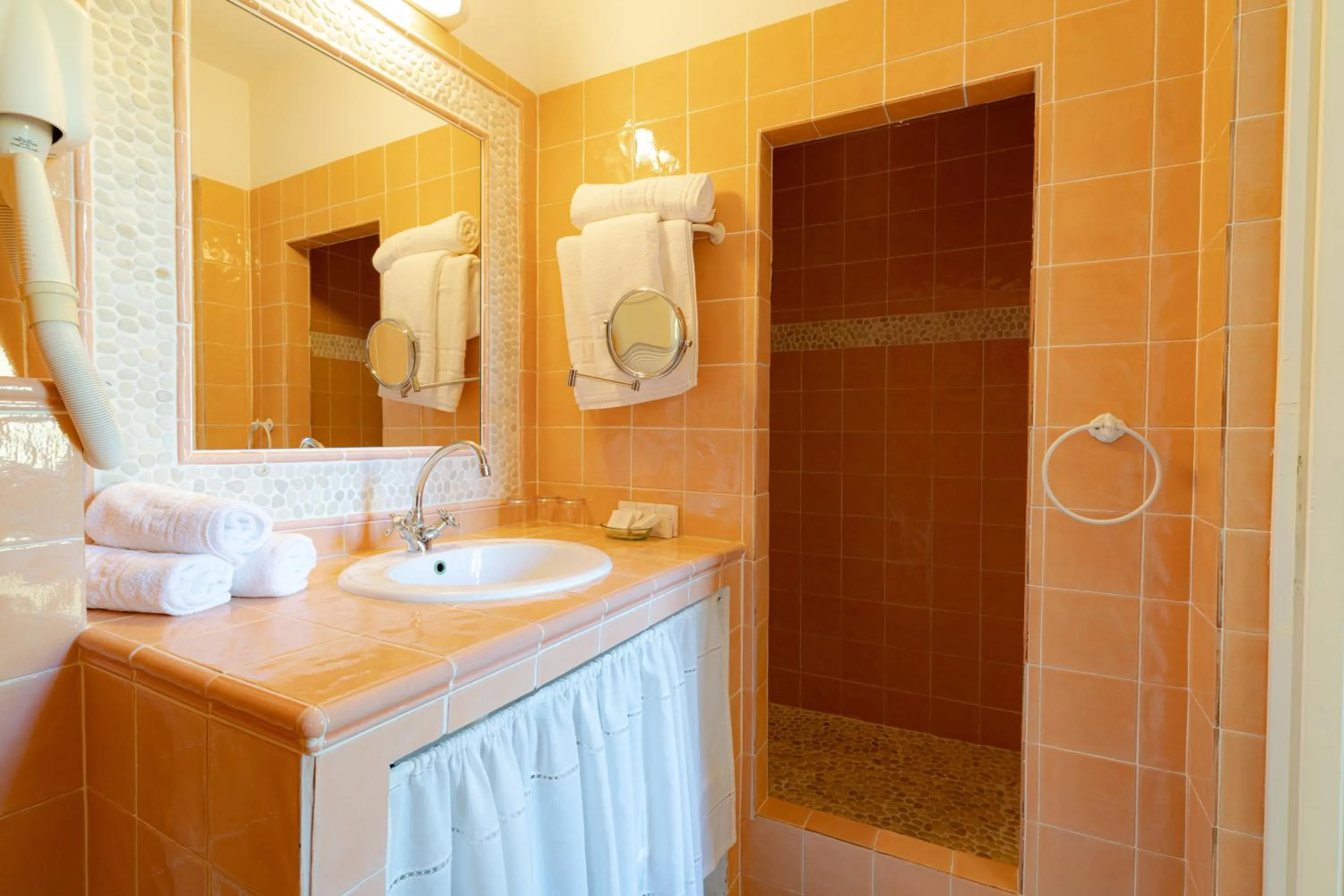 Bathroom in Hôtel l'Orangeraie