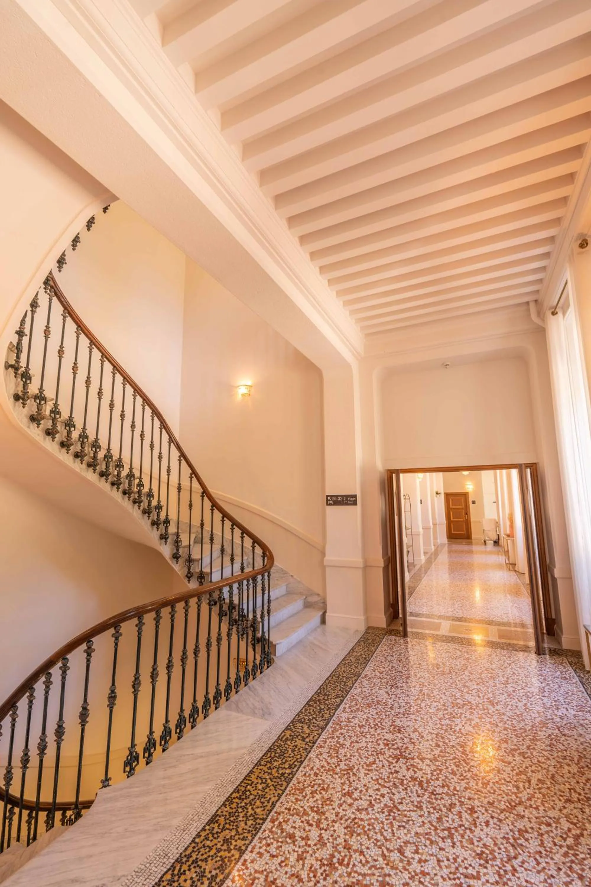 Lobby or reception in Hôtel l'Orangeraie