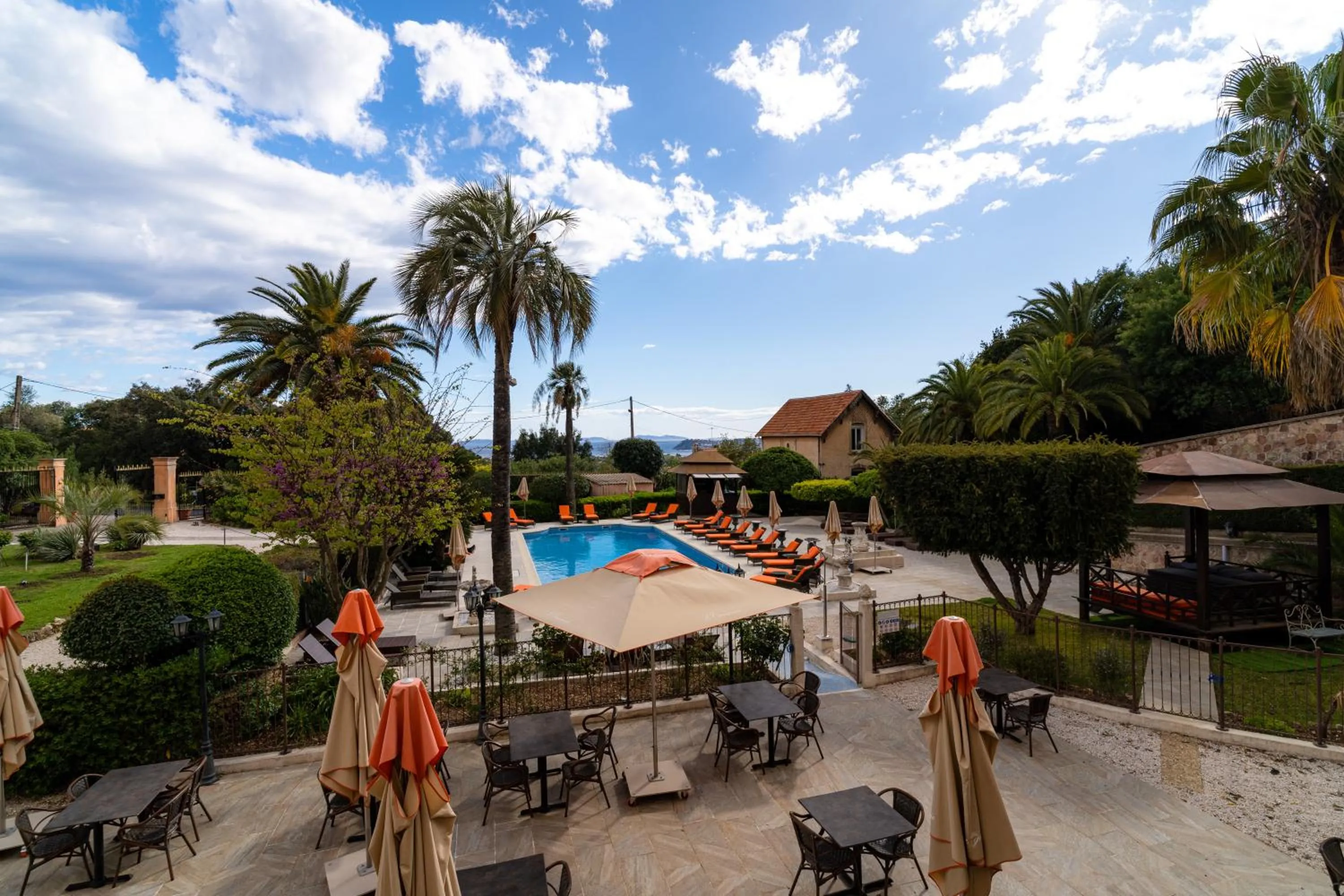 Patio in Hôtel l'Orangeraie