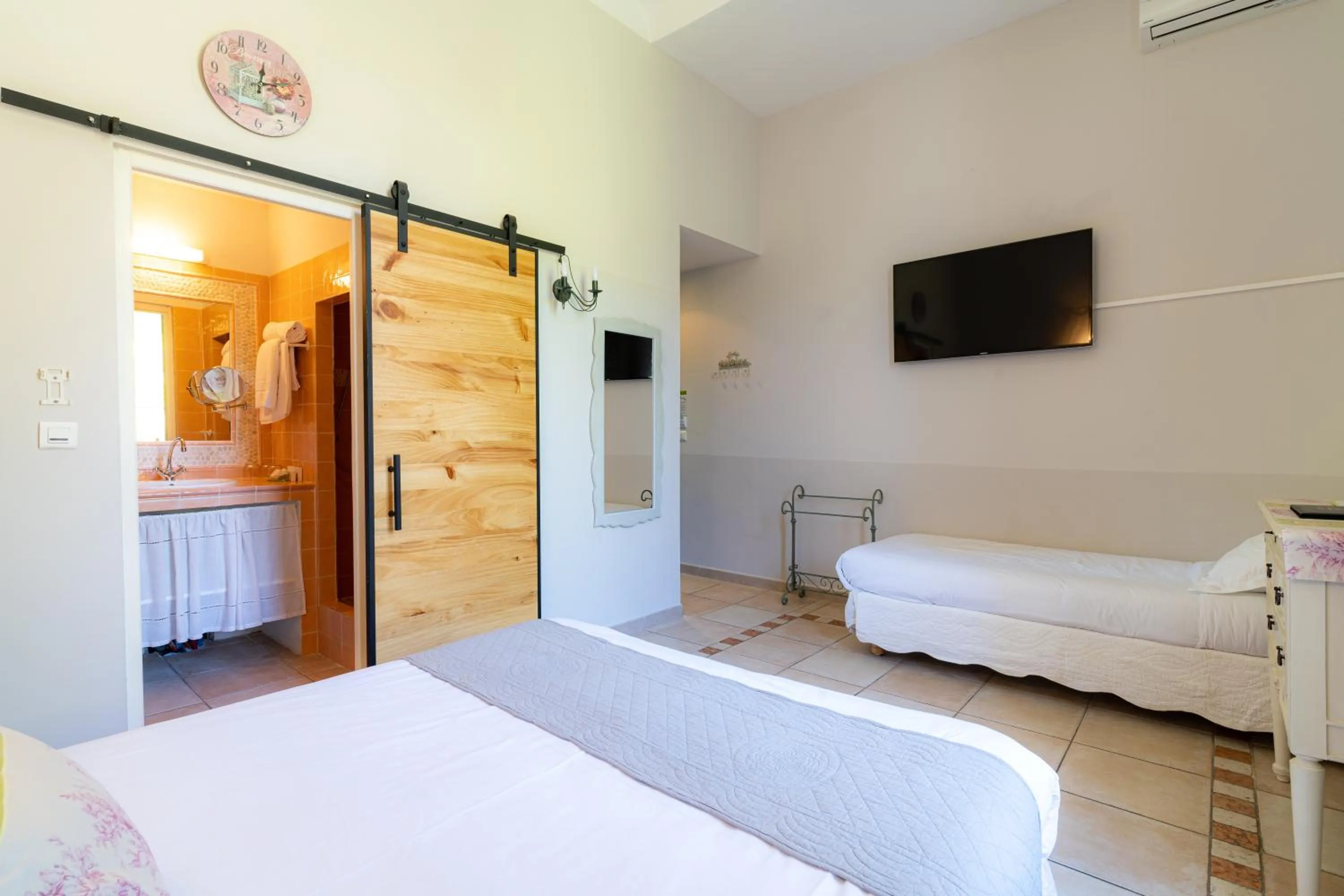 Photo of the whole room, Bed in Hôtel l'Orangeraie