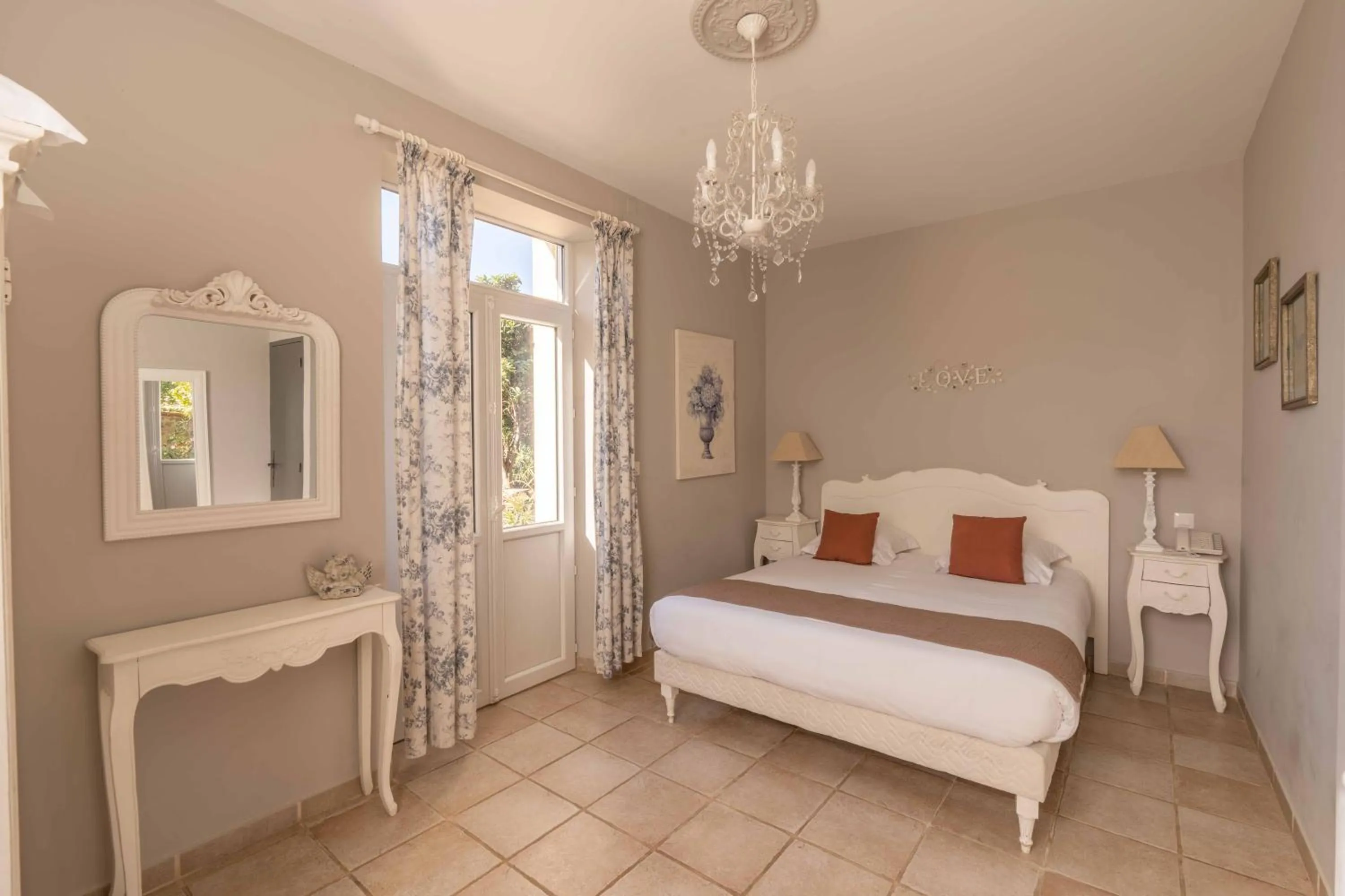 Photo of the whole room, Bed in Hôtel l'Orangeraie