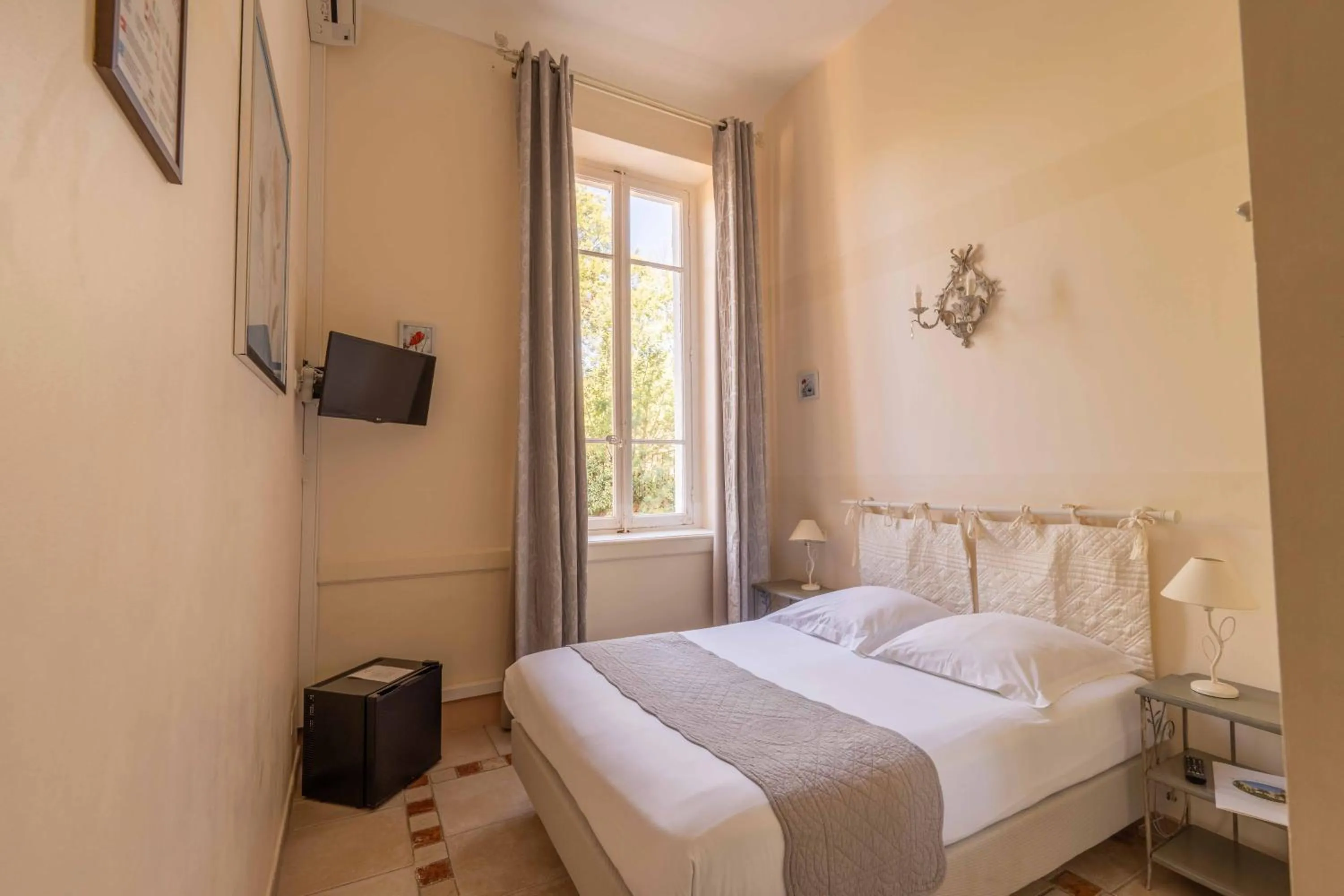 Photo of the whole room, Bed in Hôtel l'Orangeraie