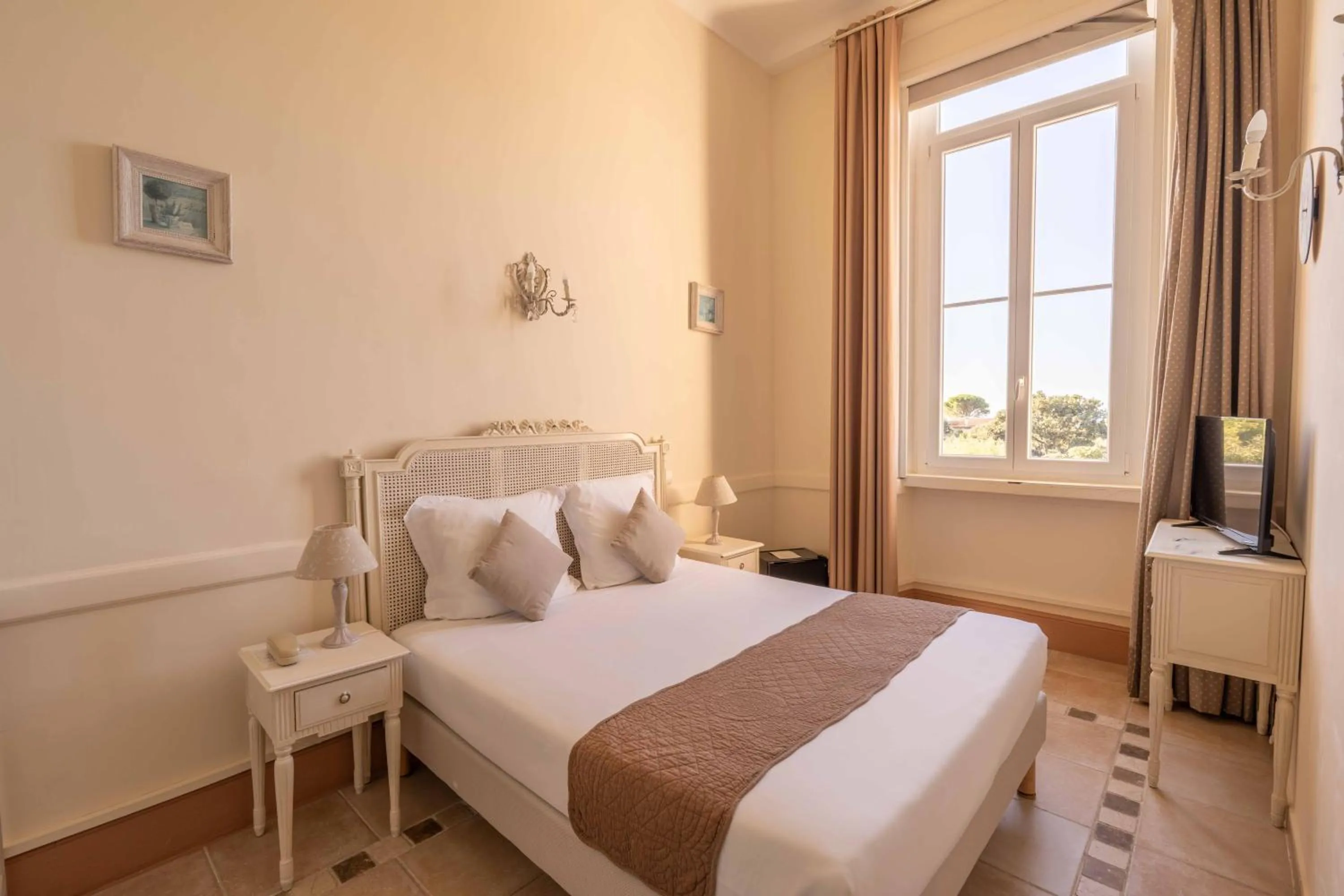 Photo of the whole room, Bed in Hôtel l'Orangeraie