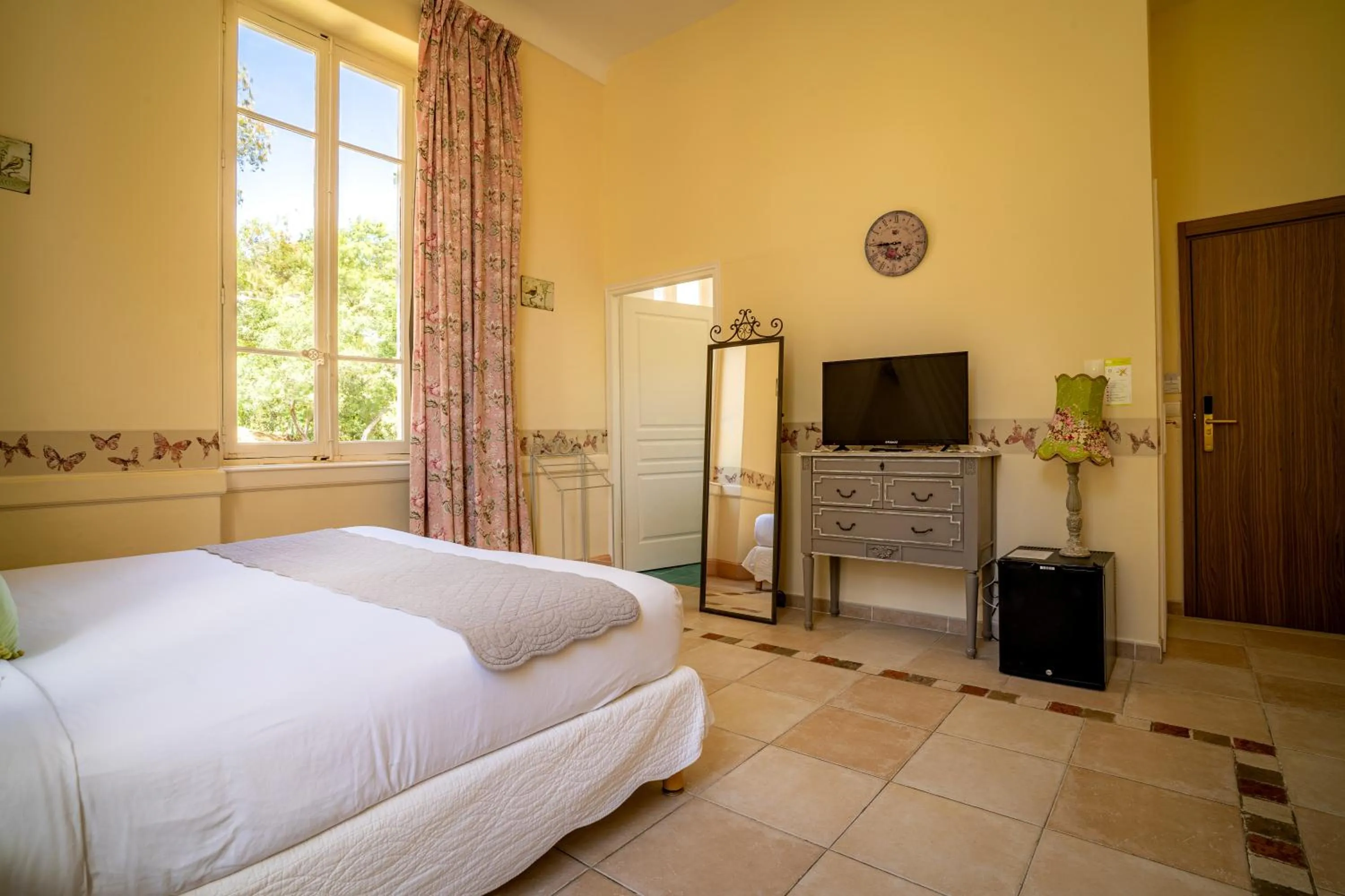 Photo of the whole room, Bed in Hôtel l'Orangeraie