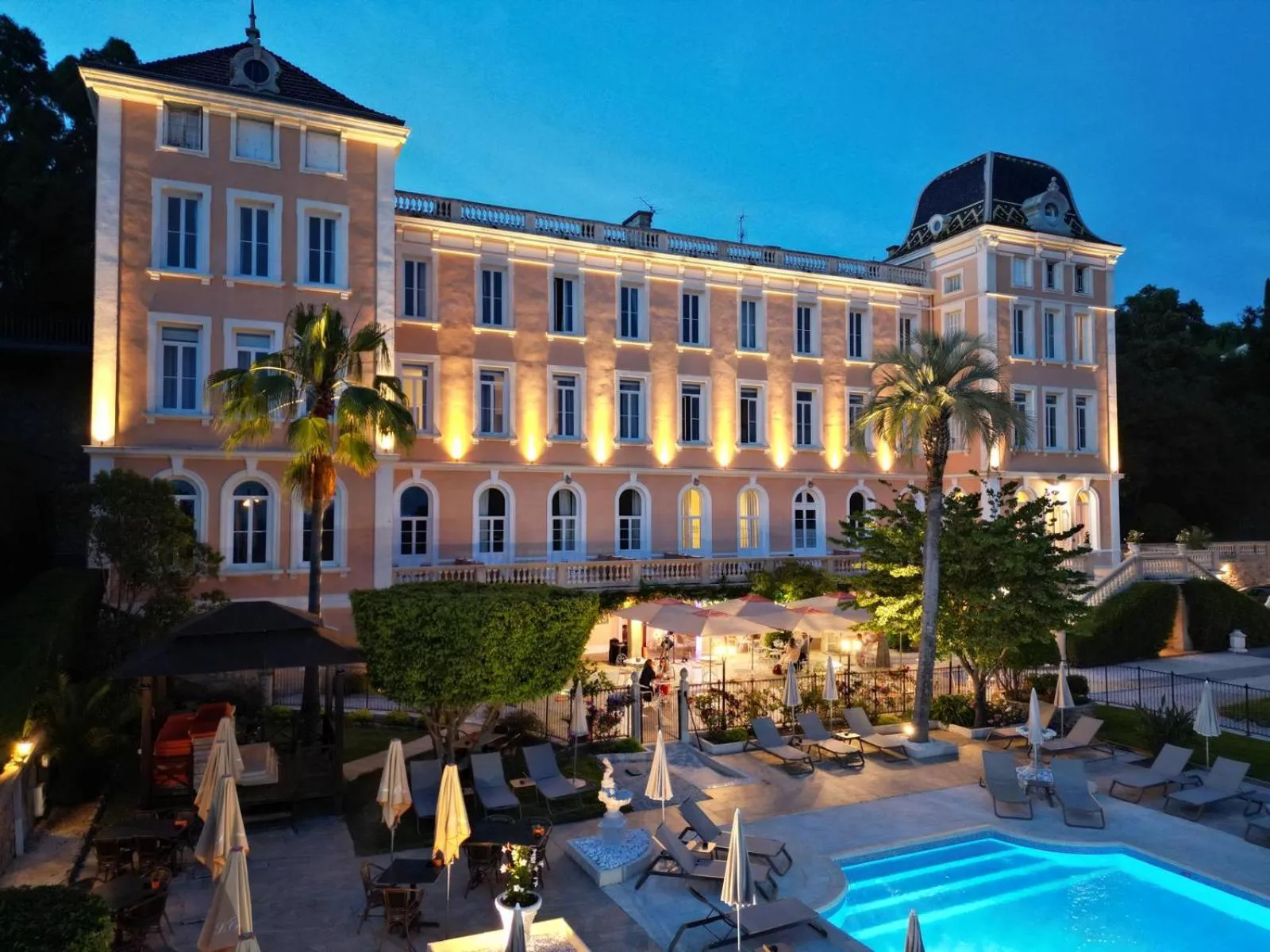 Property building in Hôtel l'Orangeraie