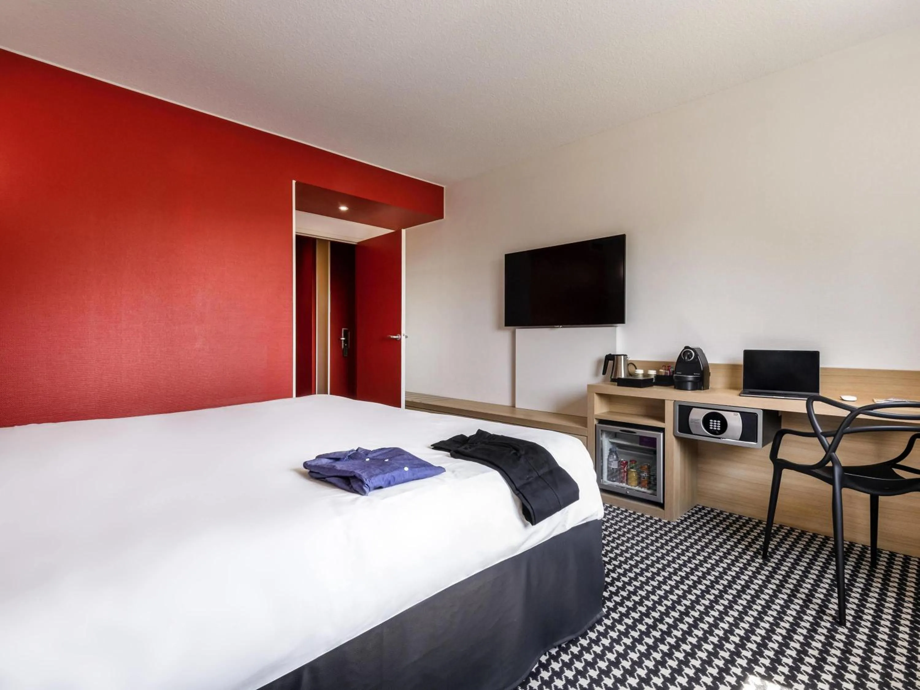 Bedroom, Bed in Mercure Tours Sud