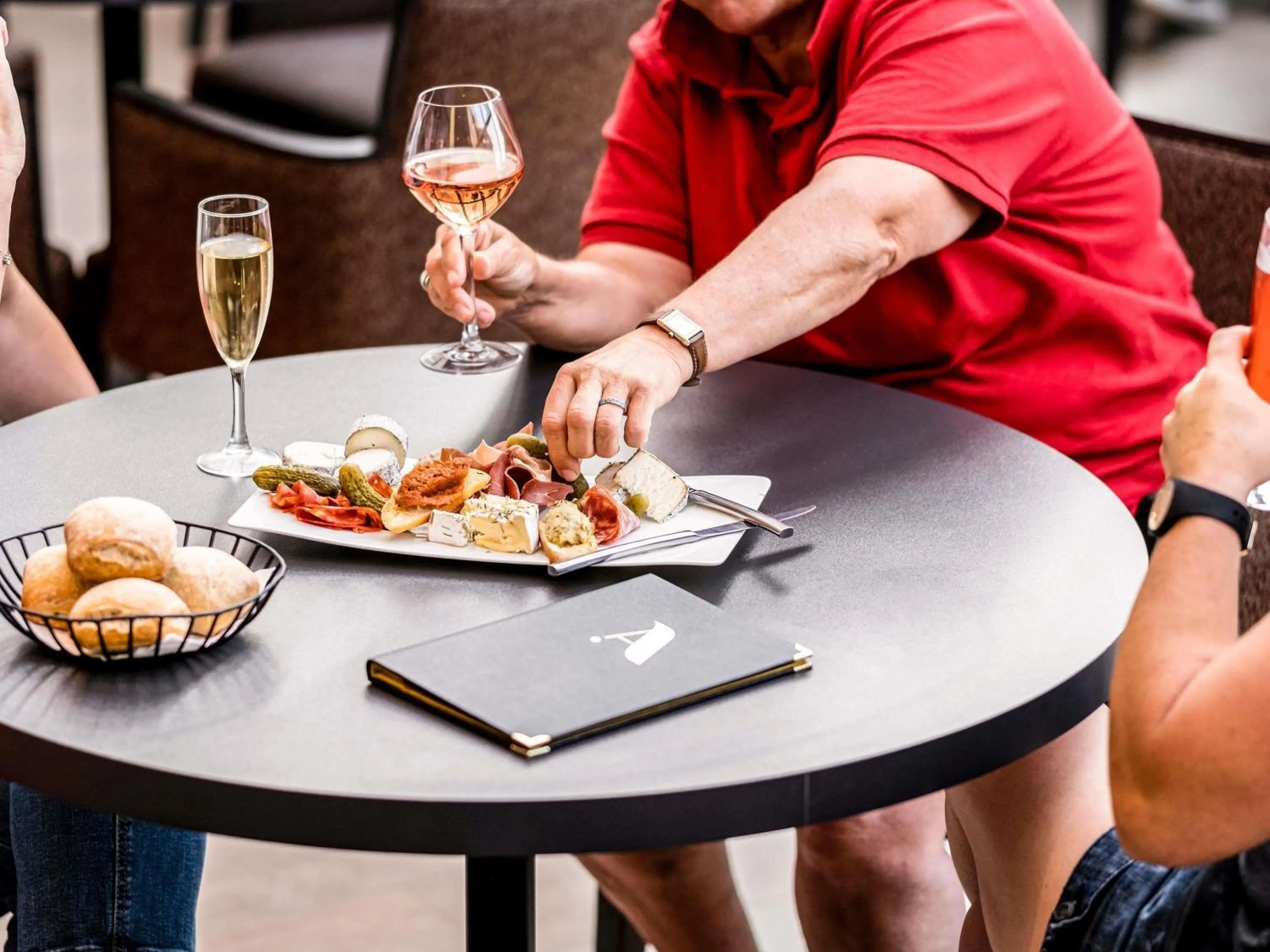 Lounge or bar in Mercure Tours Sud