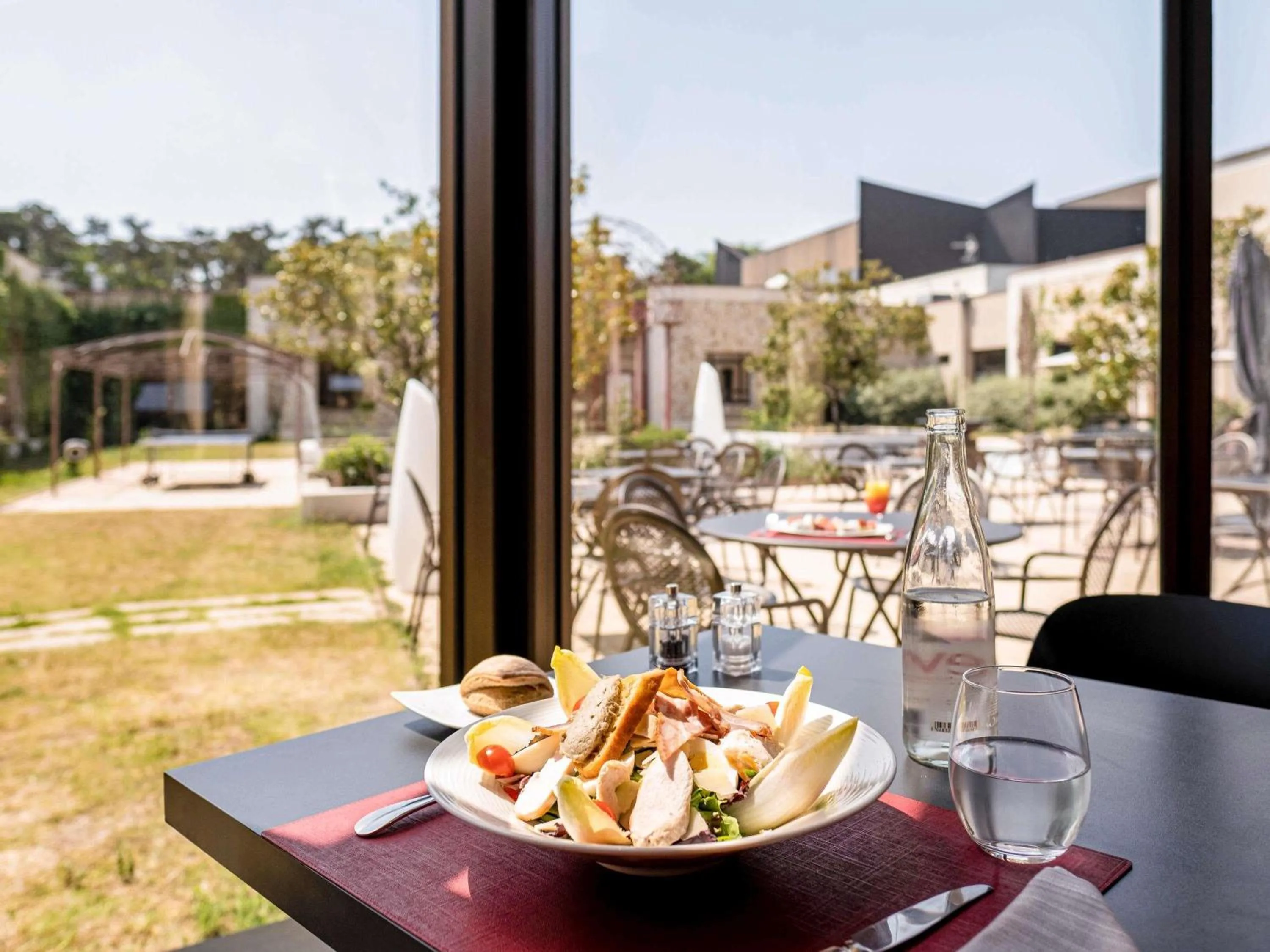 Restaurant/places to eat in Mercure Tours Sud