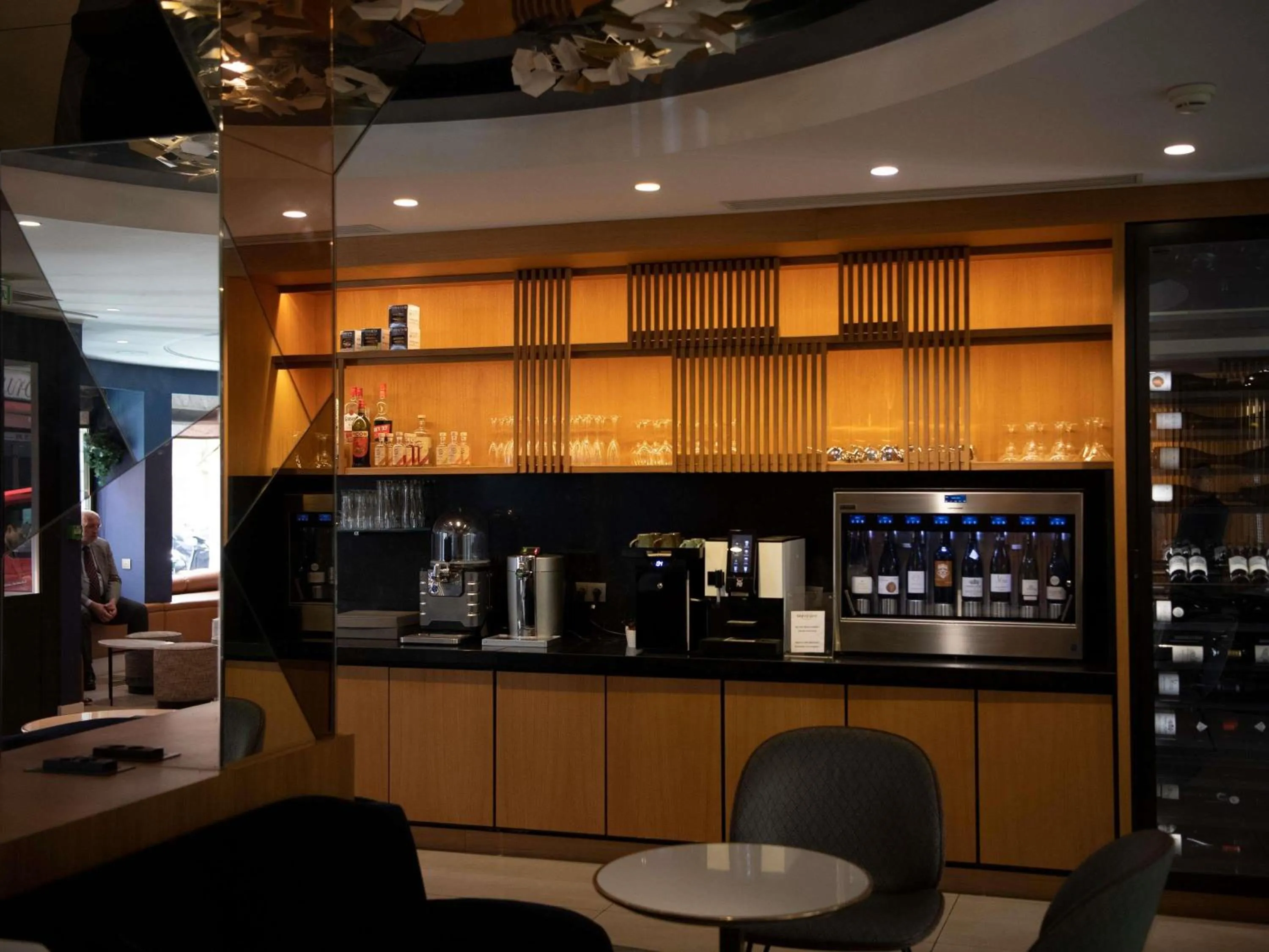 Lounge or bar in Mercure Paris Opera Garnier Hôtel & Spa