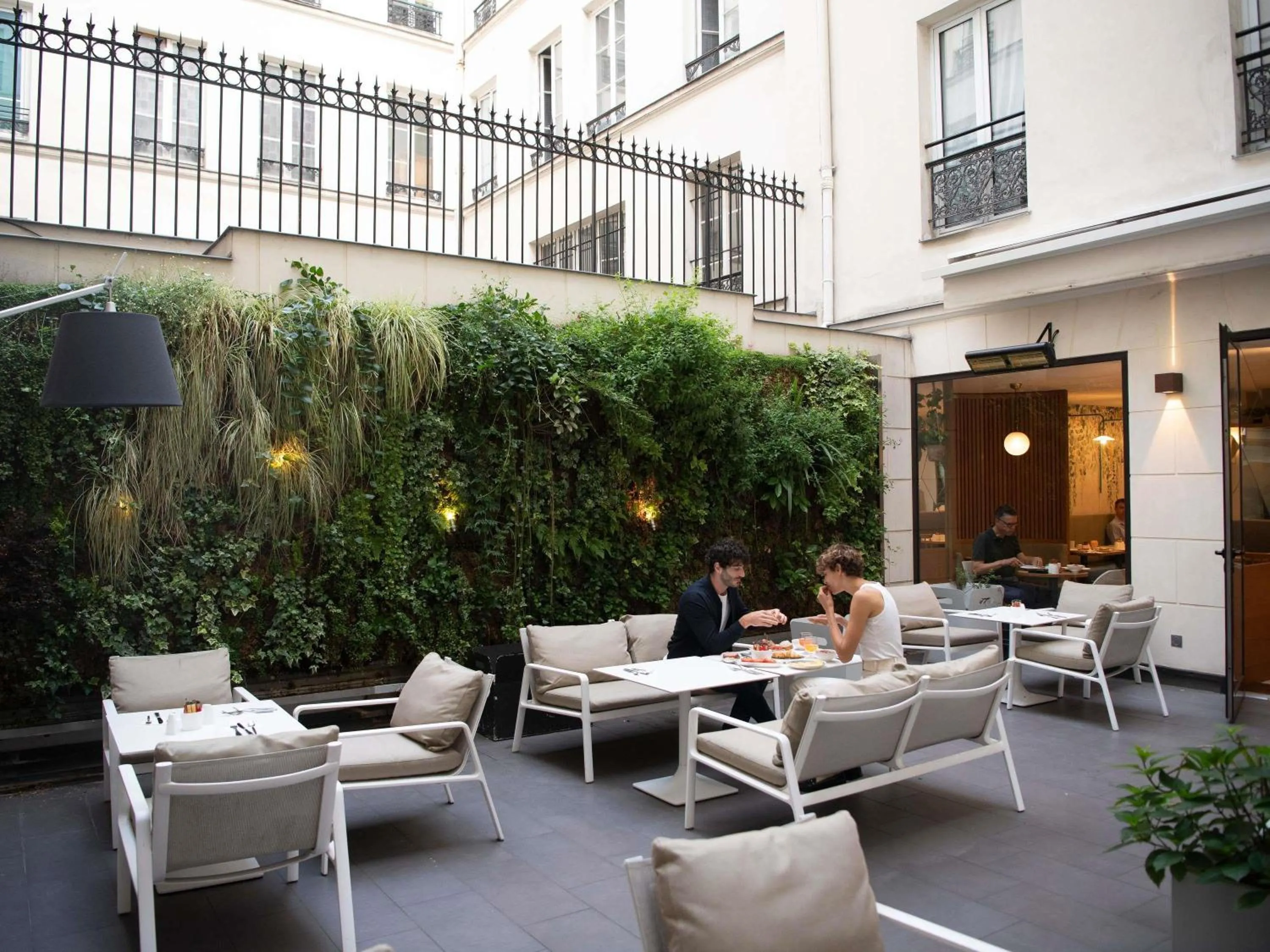 Lounge or bar in Mercure Paris Opera Garnier Hôtel & Spa