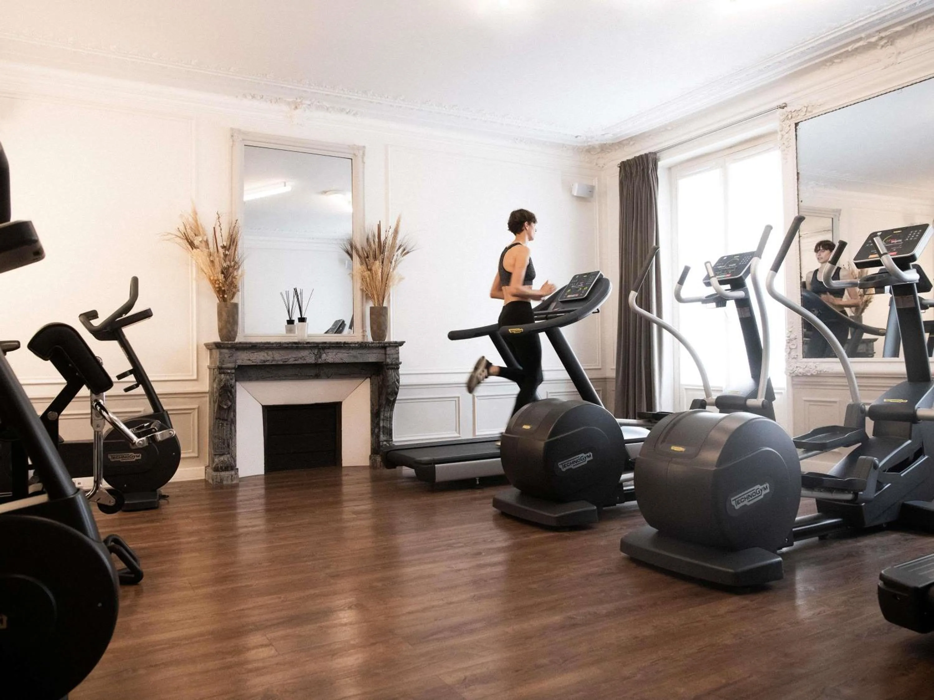 Fitness centre/facilities in Mercure Paris Opera Garnier Hôtel & Spa