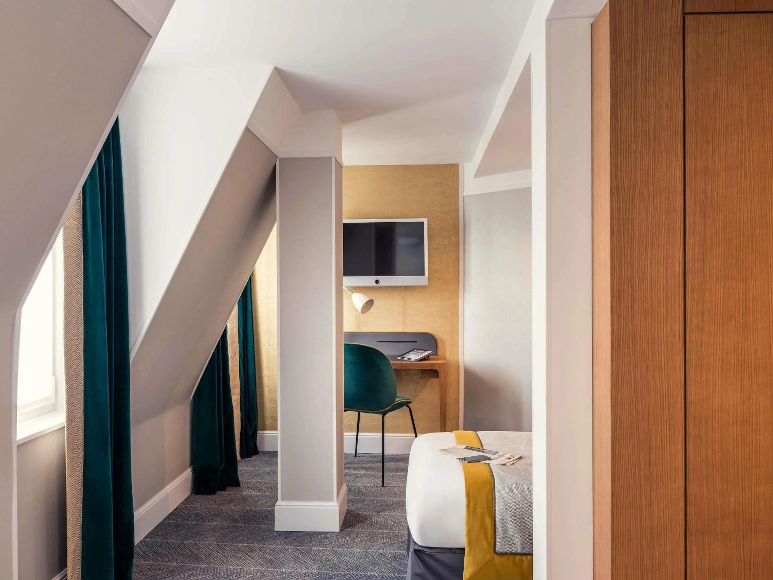 Bedroom in Mercure Paris Opera Garnier Hôtel & Spa