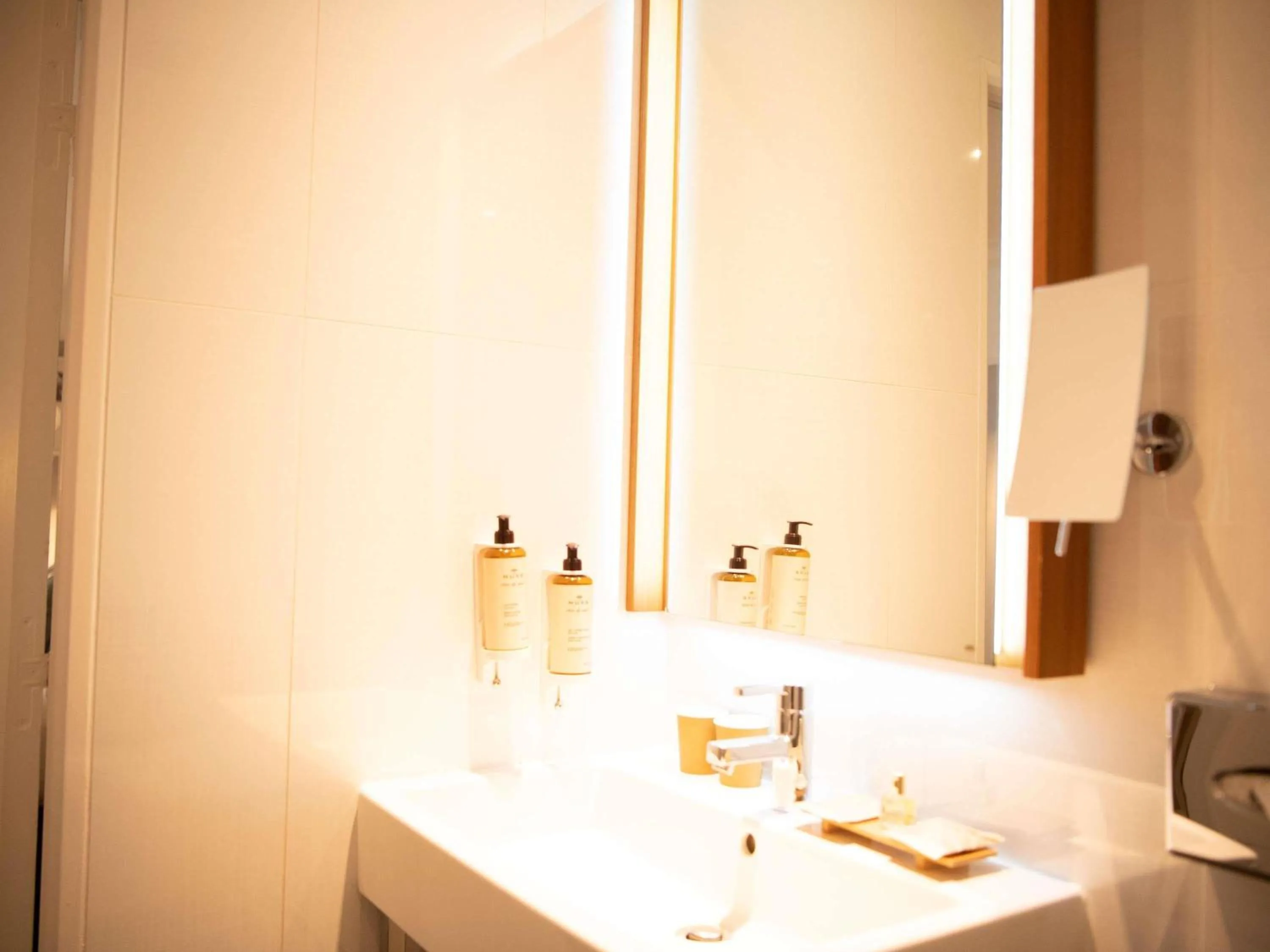 Bedroom in Mercure Paris Opera Garnier Hôtel & Spa