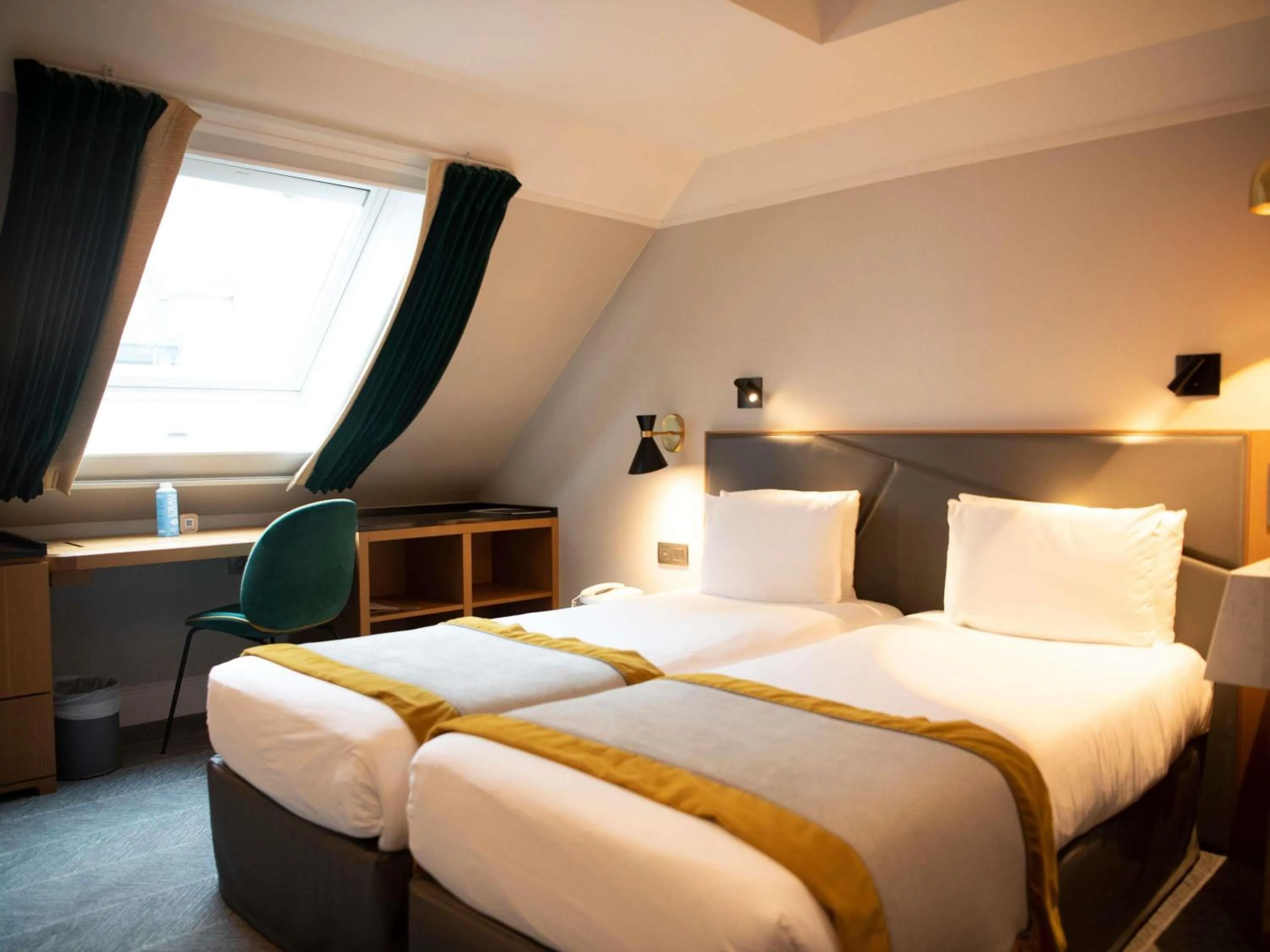 Bedroom, Bed in Mercure Paris Opera Garnier Hôtel & Spa