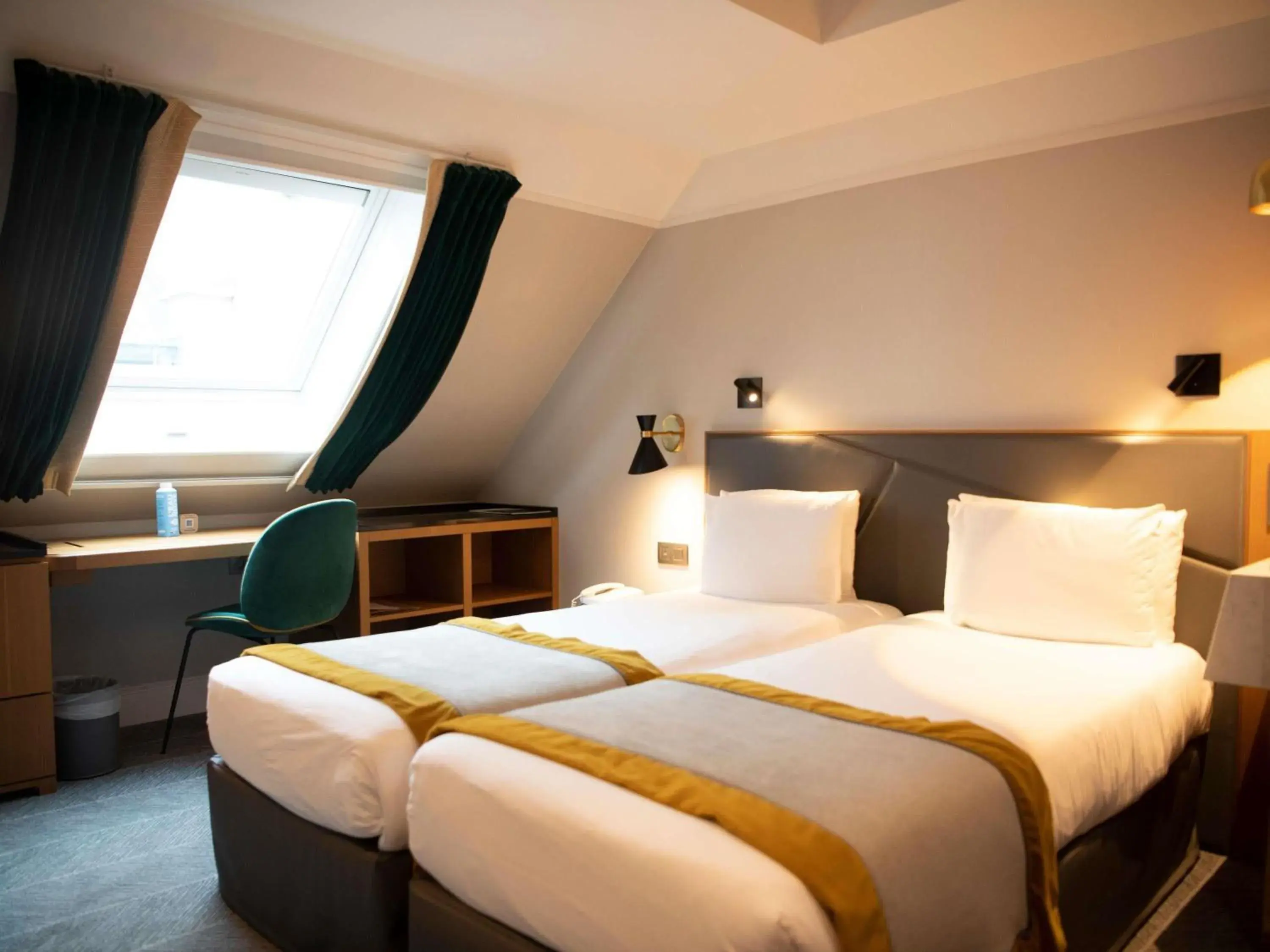 Classic Twin Room in Mercure Paris Opera Garnier Hôtel & Spa Classic Twin Room in Mercure Paris Opera Garnier Hôtel & Spa