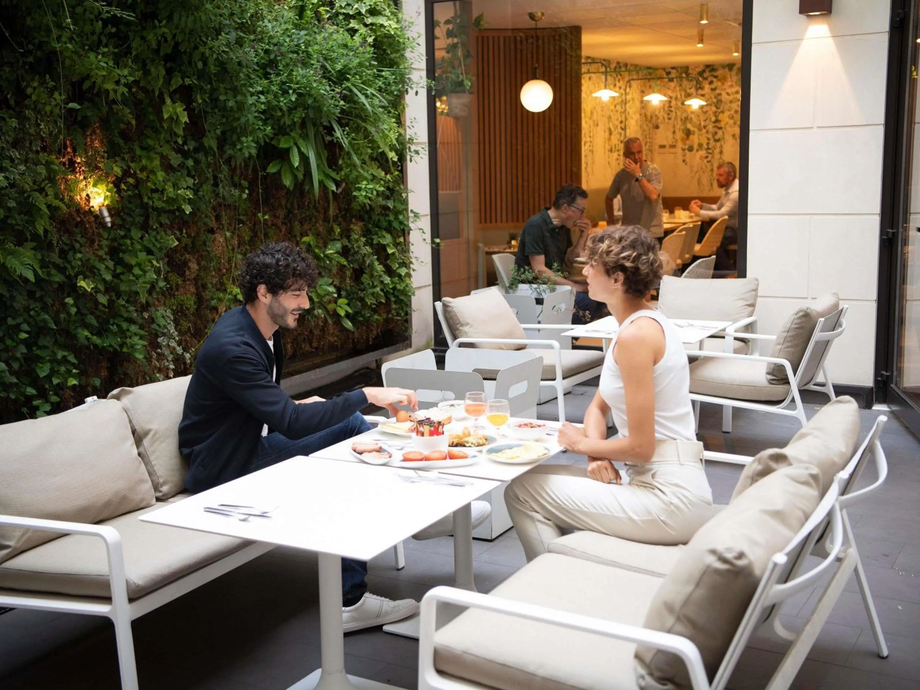 Lounge or bar in Mercure Paris Opera Garnier Hôtel & Spa