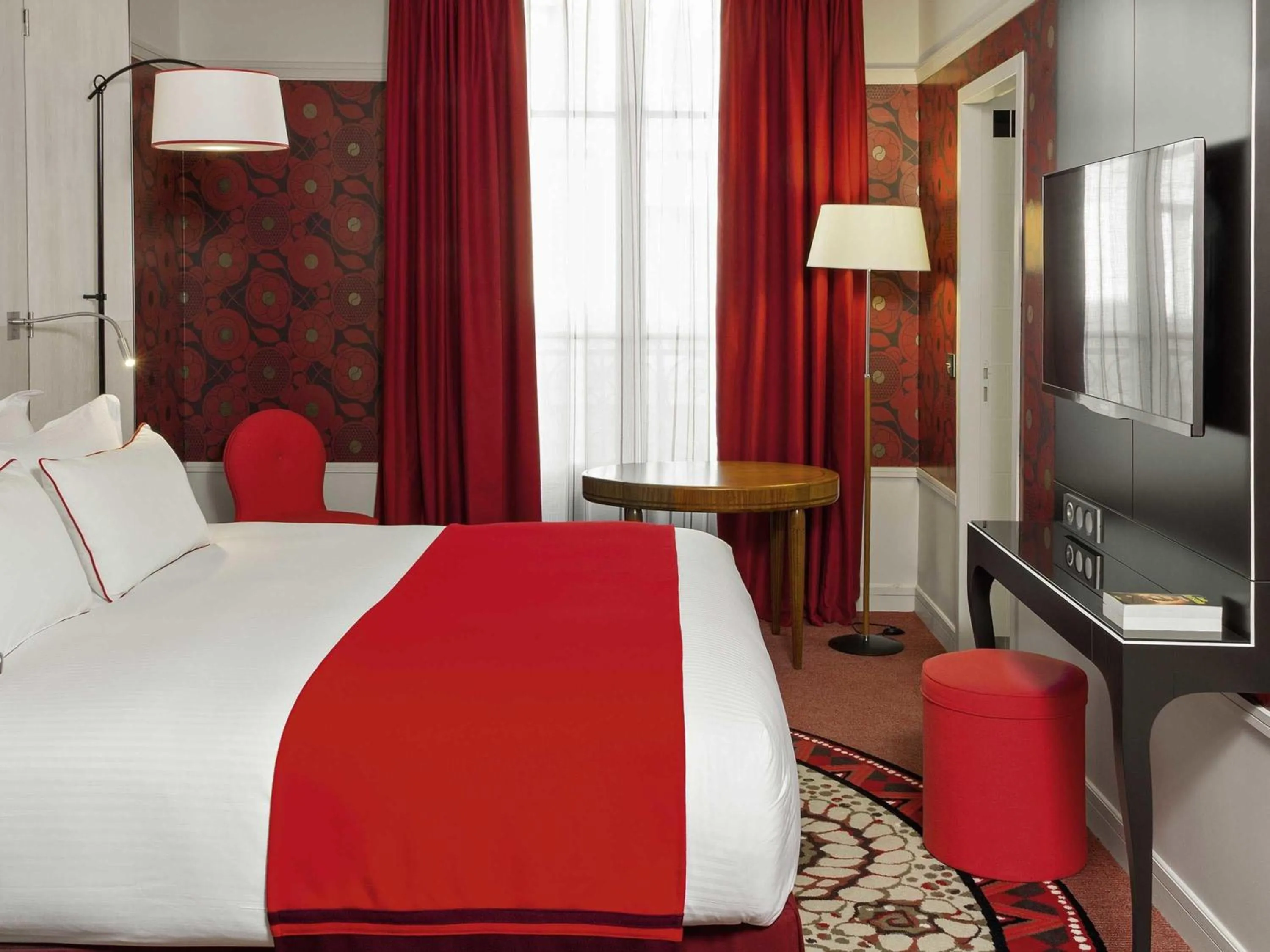 Bedroom, Bed in Carlton Hotel Lyon - MGallery Collection