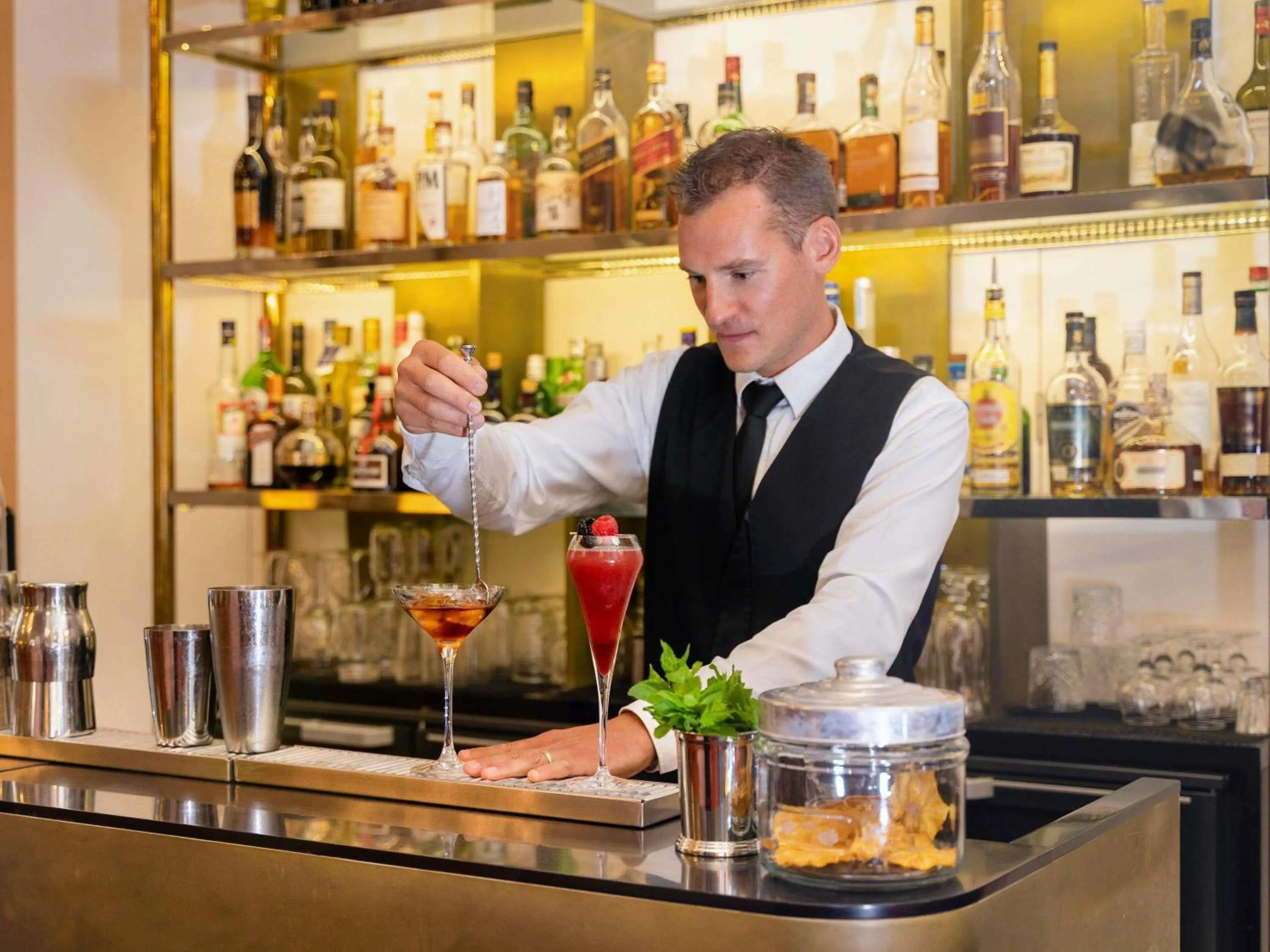 Lounge or bar in Carlton Hotel Lyon - MGallery Collection