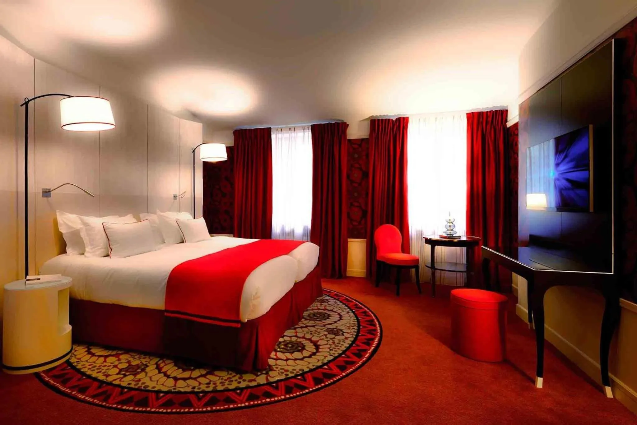 Bedroom, Bed in Carlton Hotel Lyon - MGallery Collection