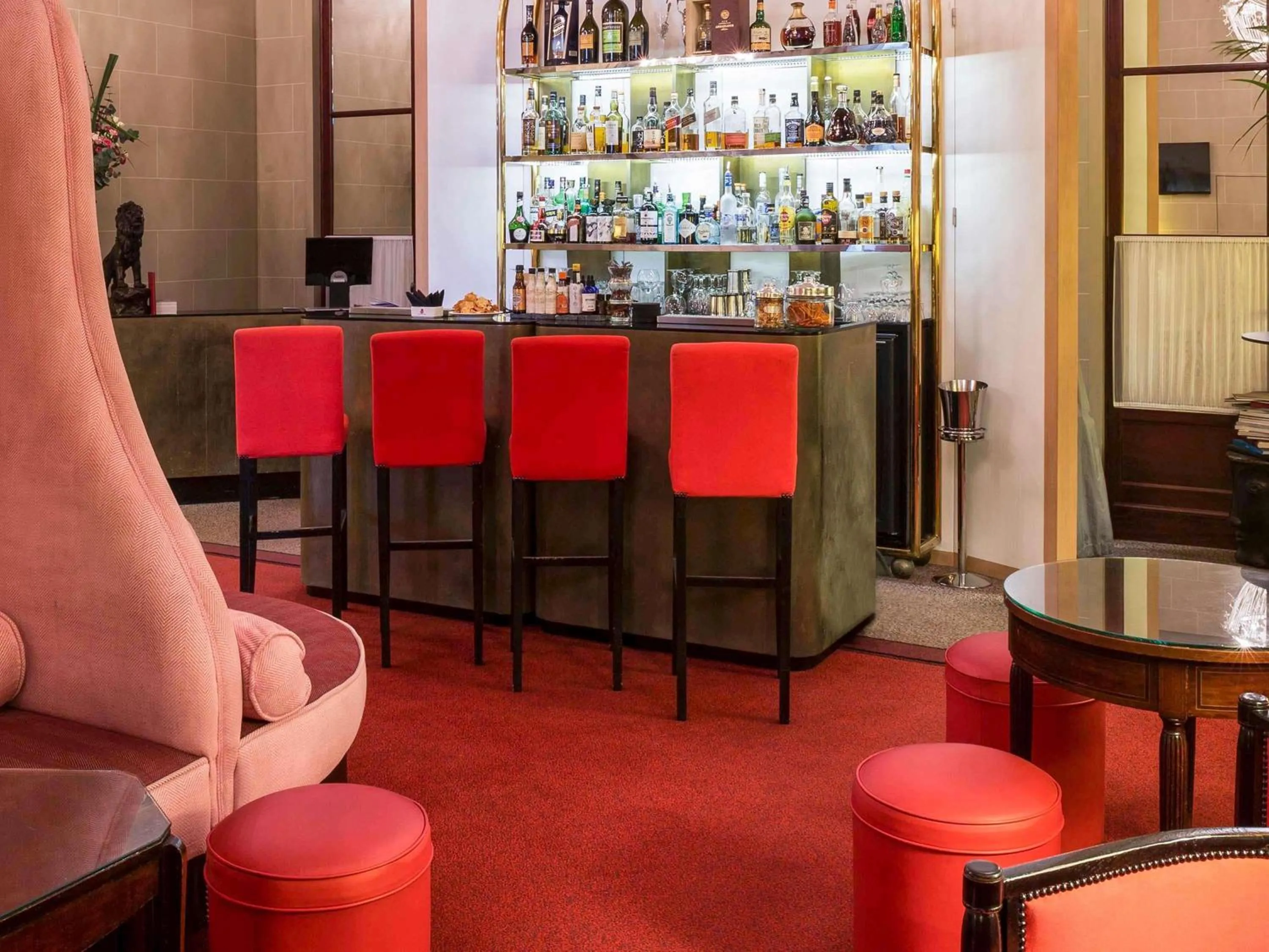 Lounge or bar in Carlton Hotel Lyon - MGallery Collection