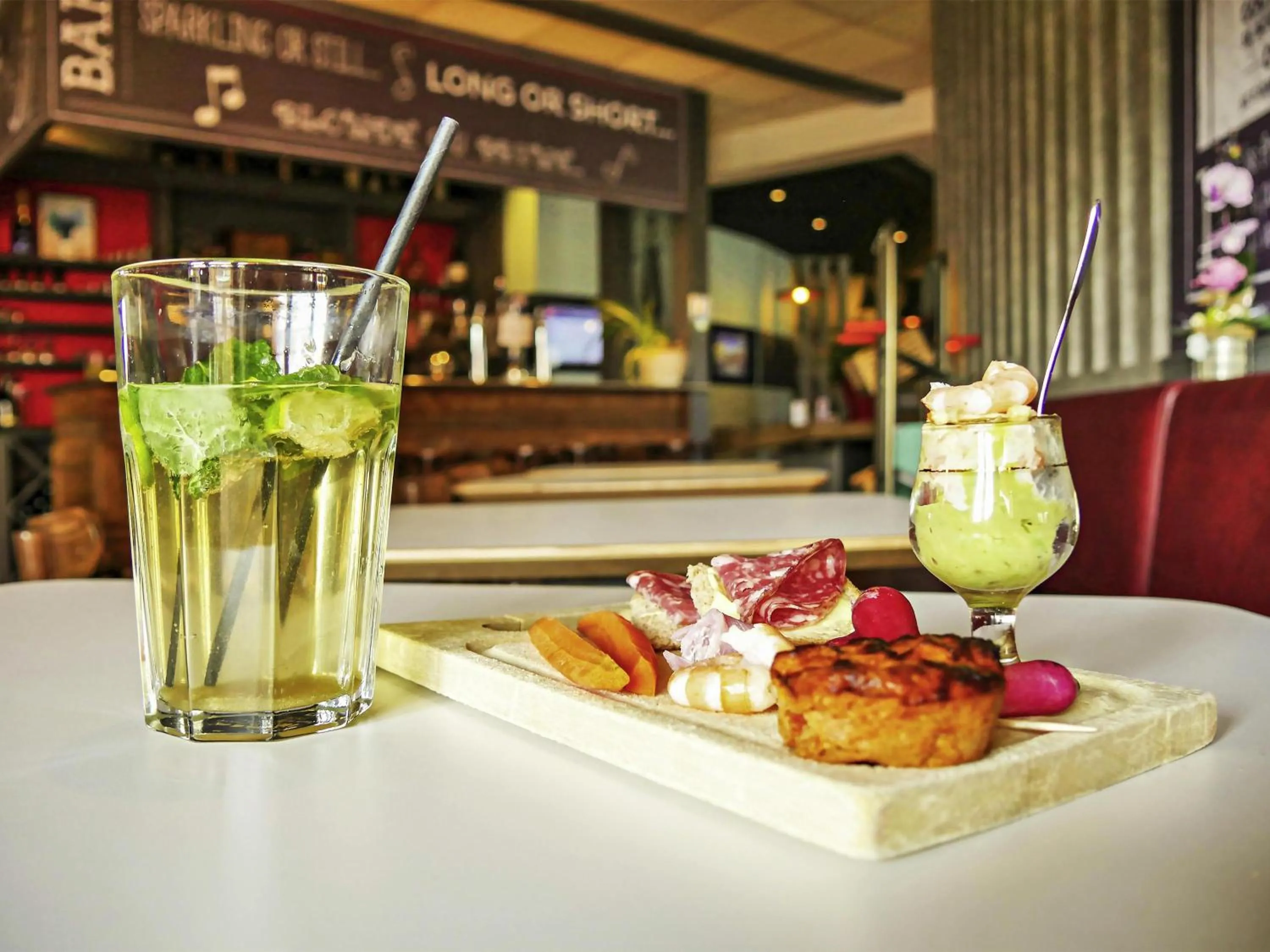 Lounge or bar in ibis Falaise Coeur de Normandie