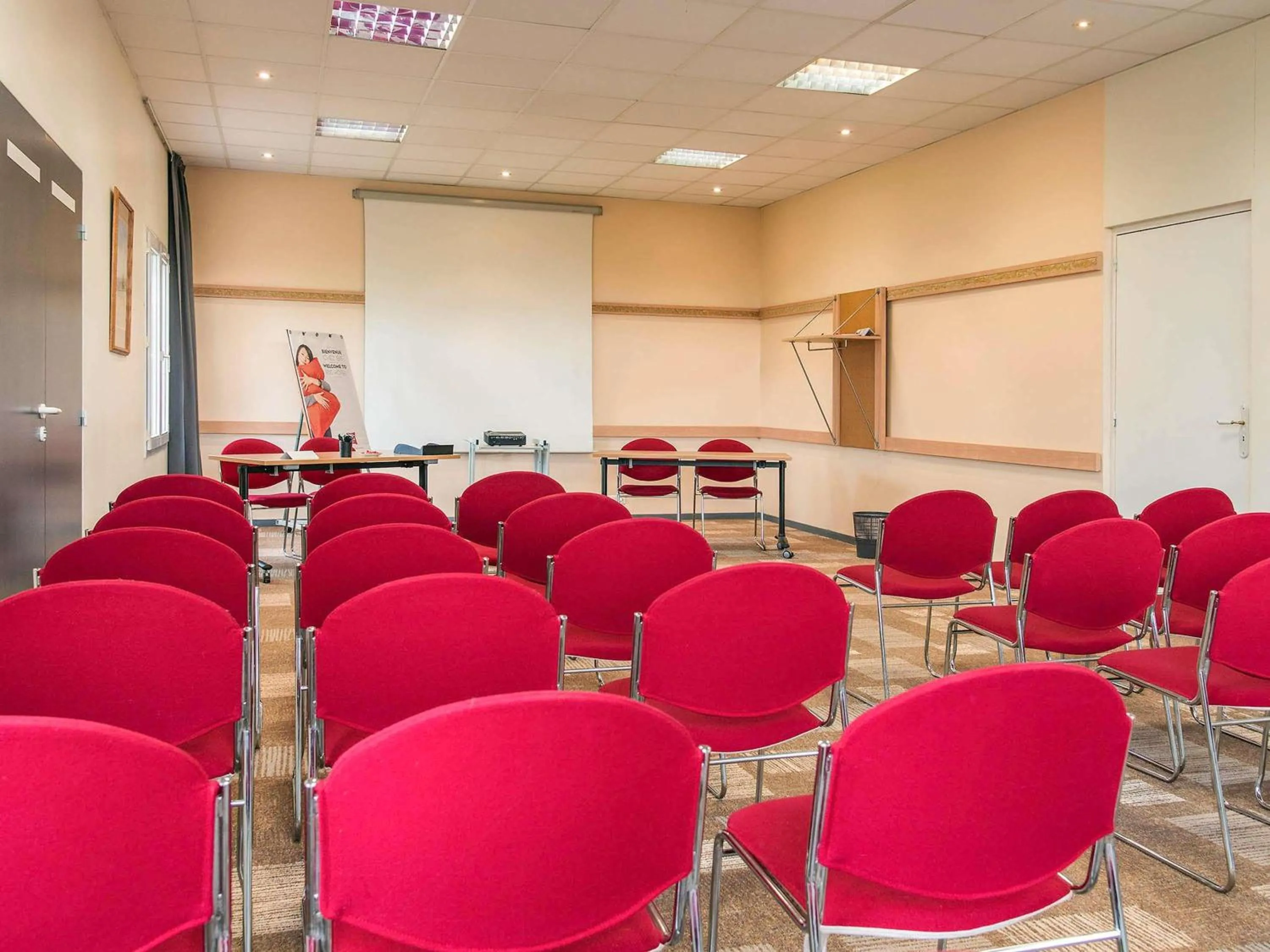 Meeting/conference room in ibis Falaise Coeur de Normandie