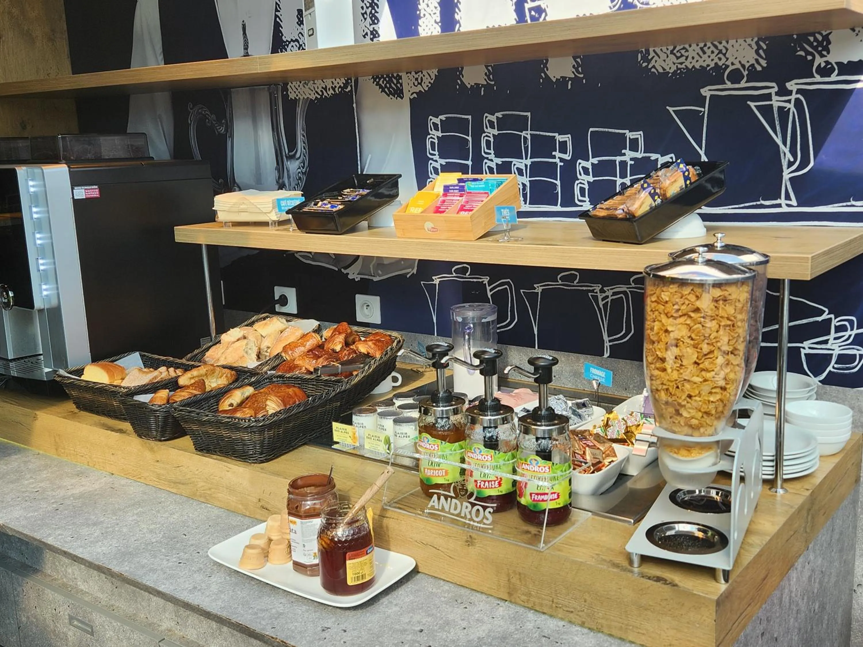 Food and drinks in Premiere Classe Lyon Nord Dardilly