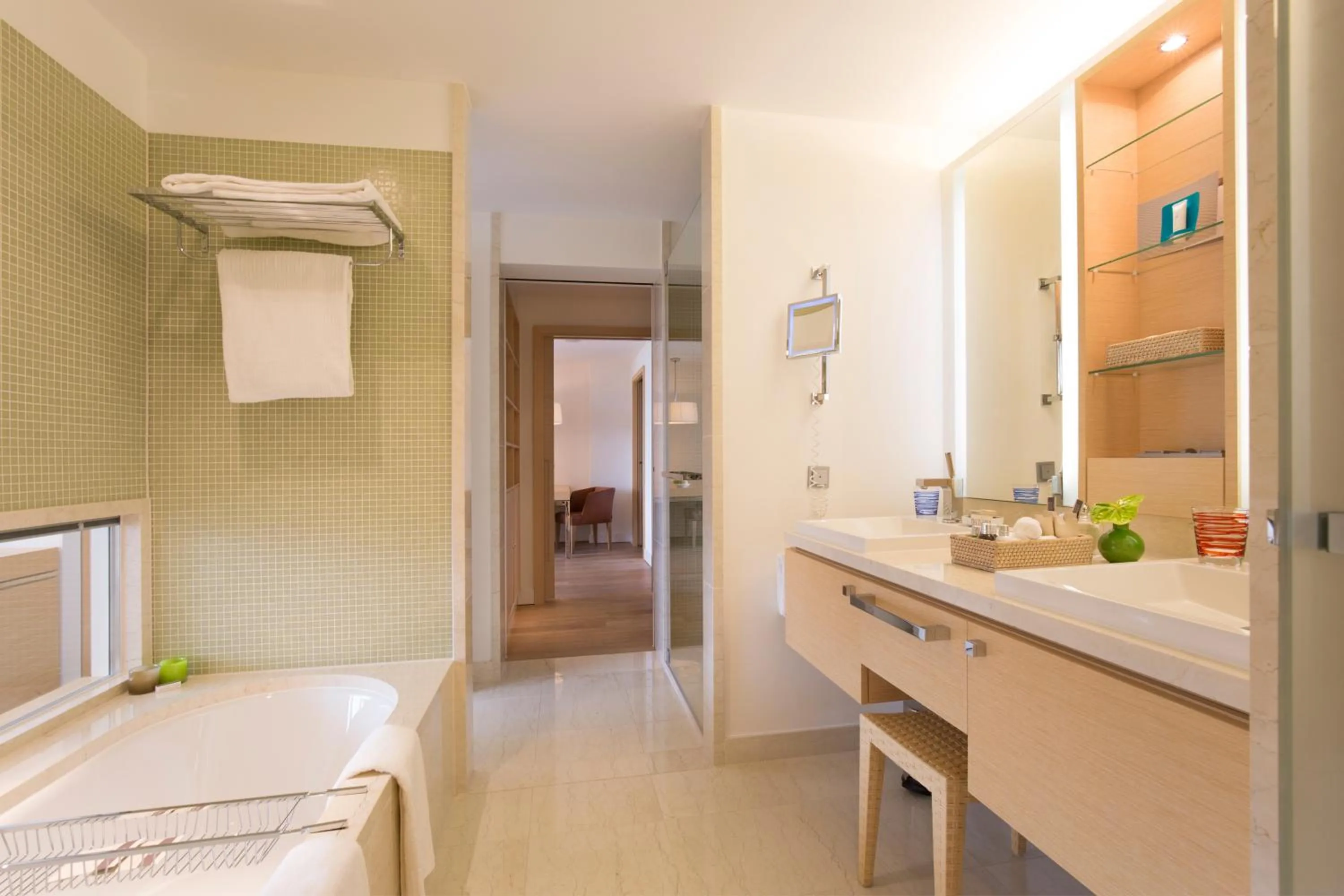Bathroom, Bed in BUDERSAND Hotel - Golf & Spa - Sylt