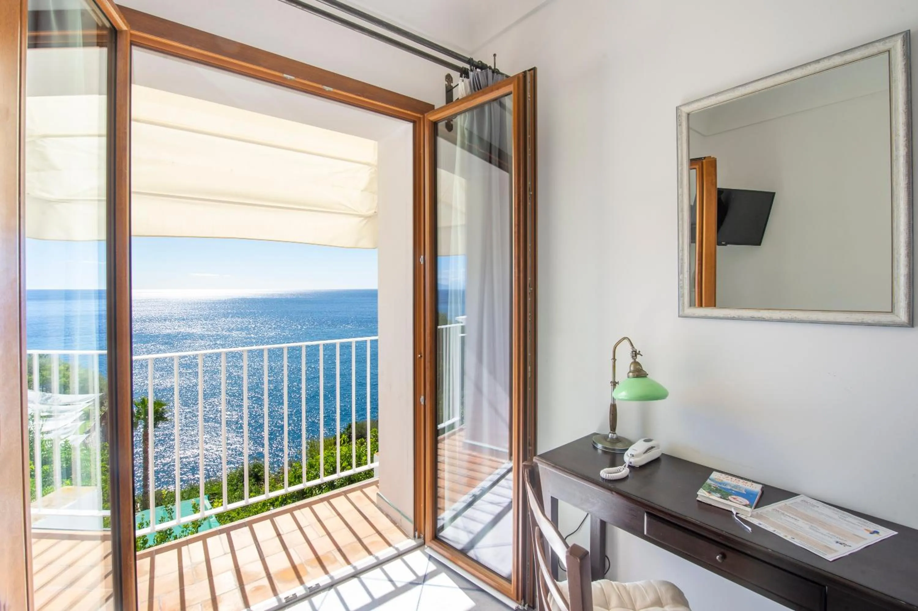 Photo of the whole room in Maresca Hotel Praiano