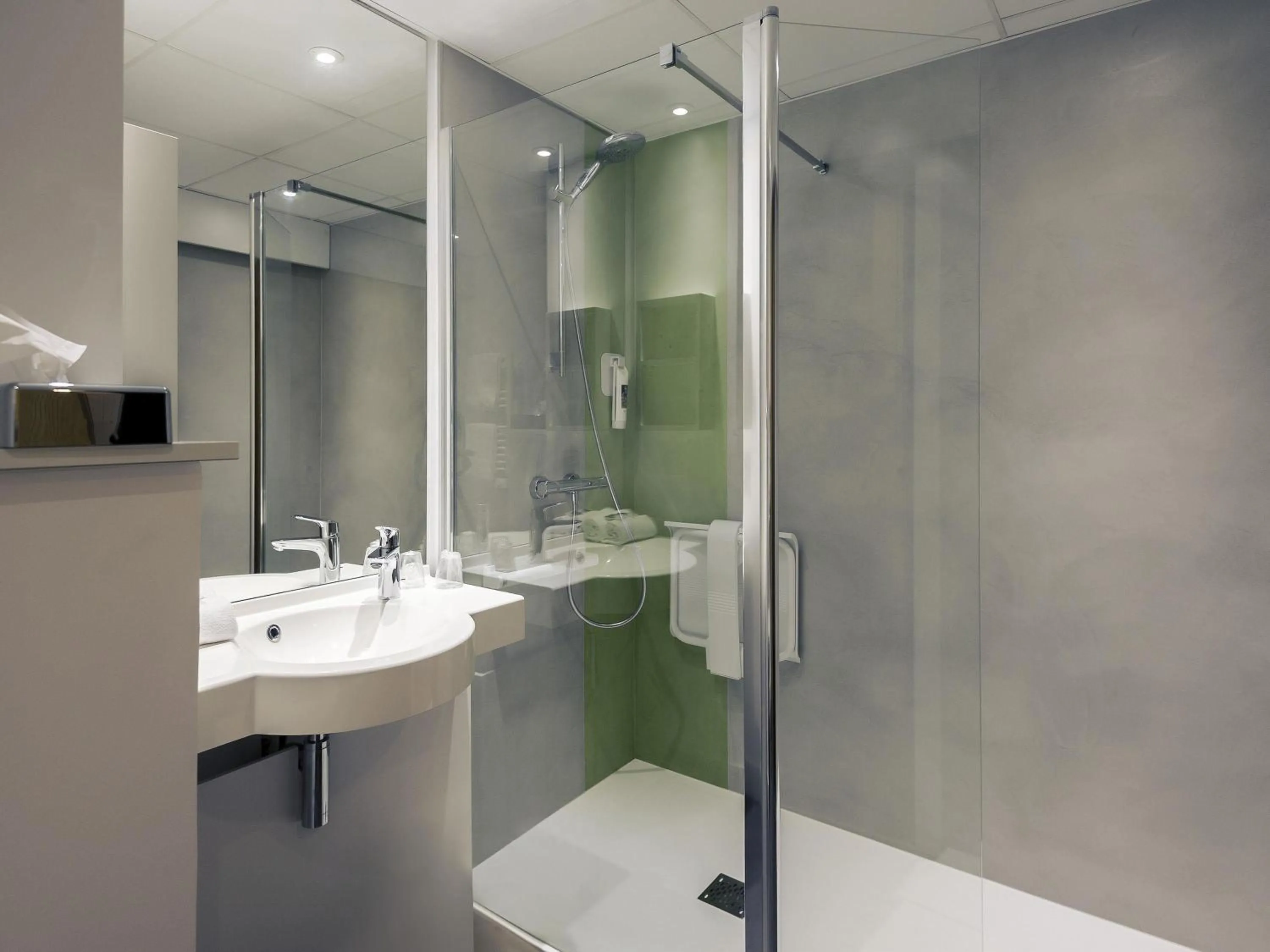 Bedroom in Mercure Niort Marais Poitevin