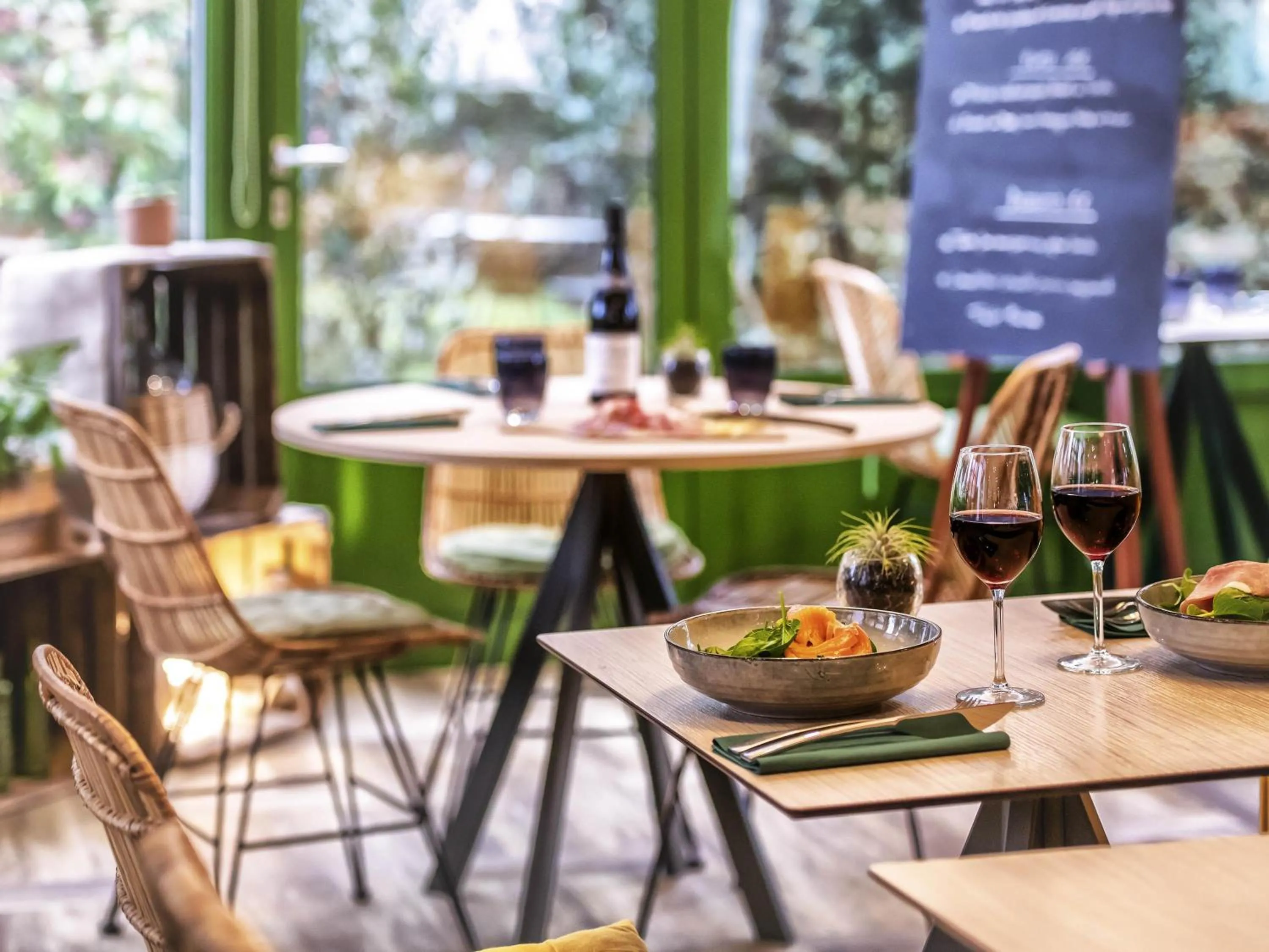 Restaurant/places to eat in Mercure Niort Marais Poitevin