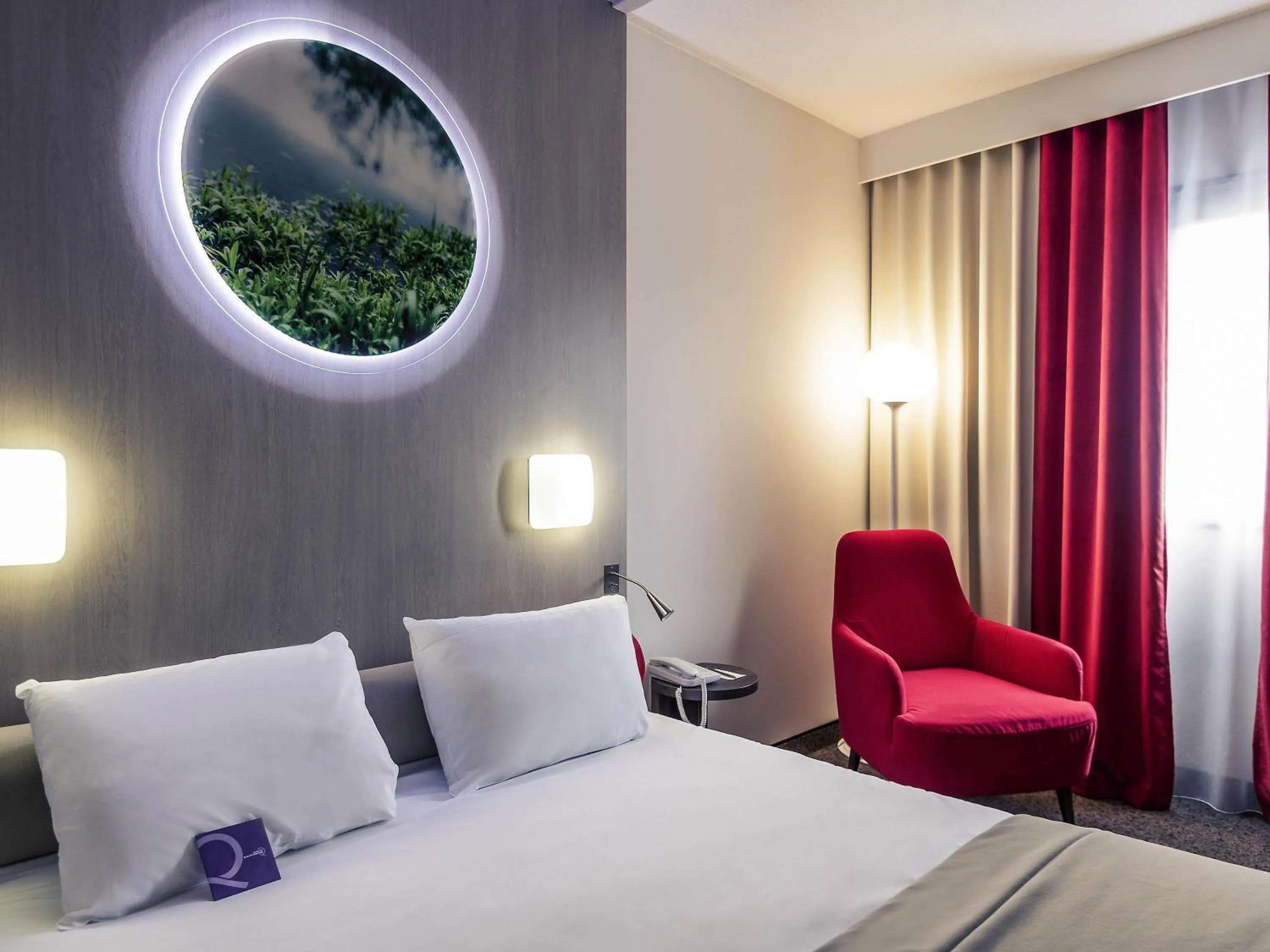 Bedroom, Bed in Mercure Niort Marais Poitevin