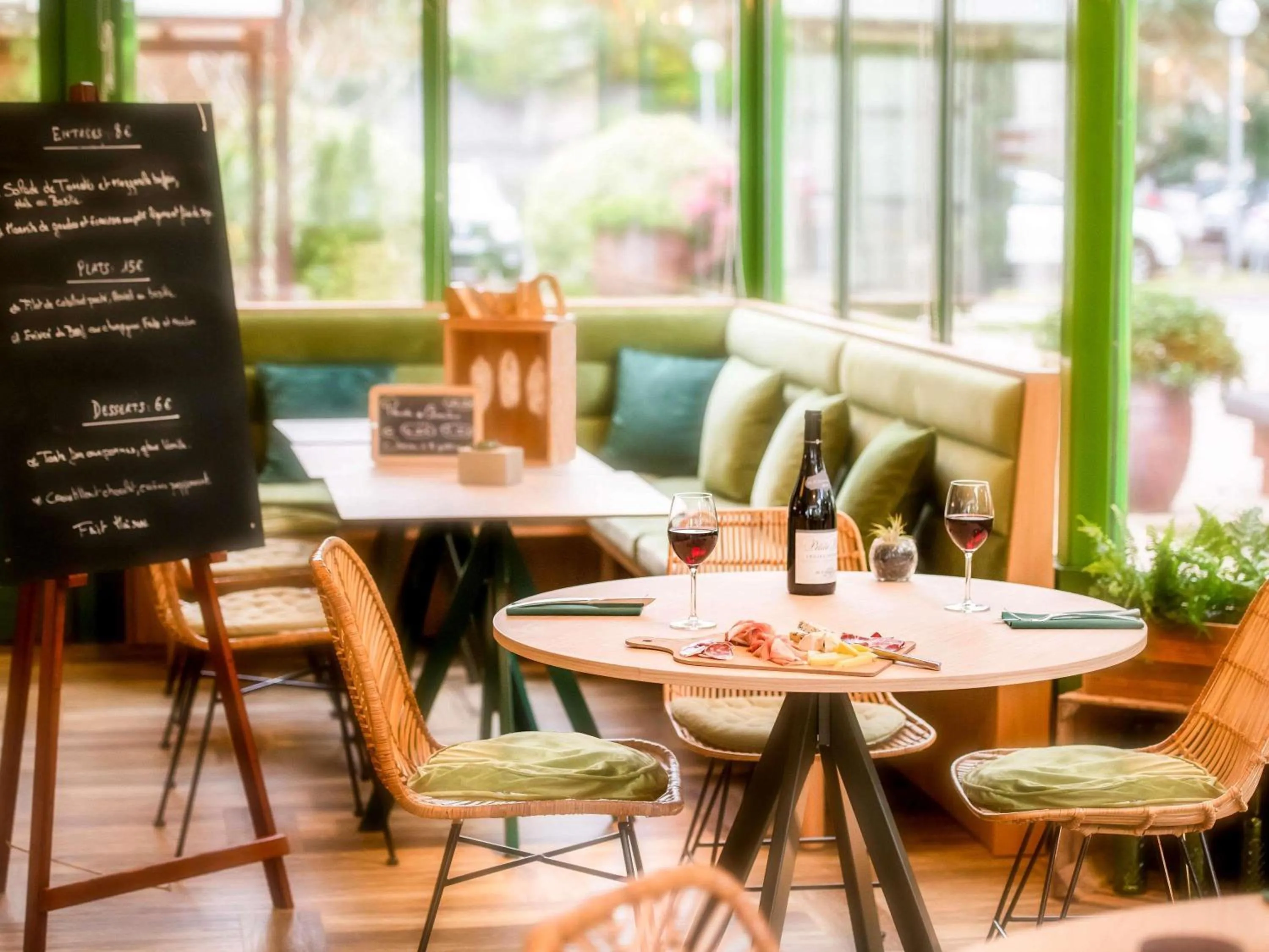 Restaurant/places to eat in Mercure Niort Marais Poitevin